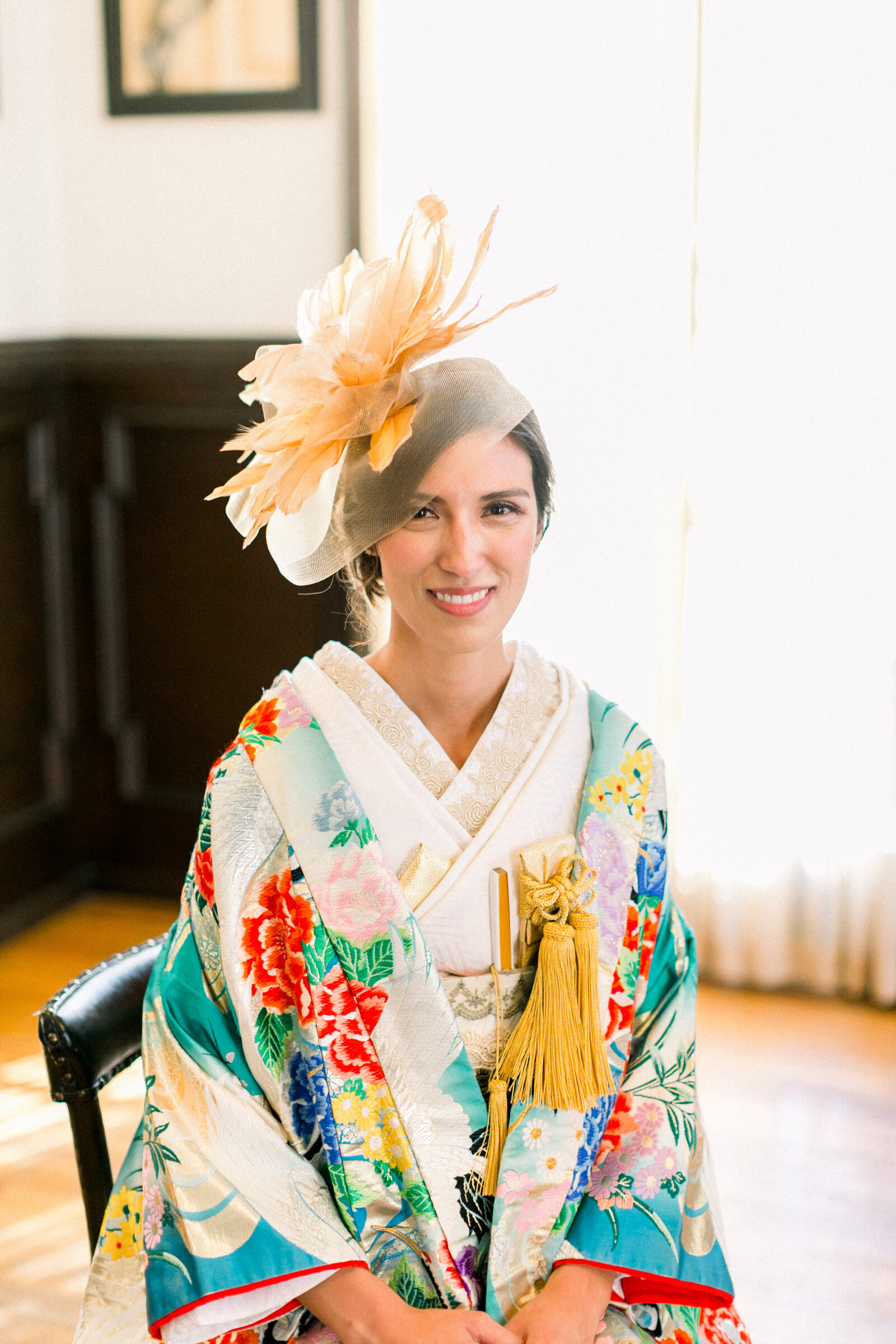 Bride seated in vivid blue and red iro-uchikake with golden headpiece at The Ebell Club Long Beach, kimono rental Los Angeles wedding portrait | ロサンゼルスThe Ebell Club Long Beachで金色のヘッドピースを合わせ青赤の色打掛を纏った花嫁の着物レンタルポートレート