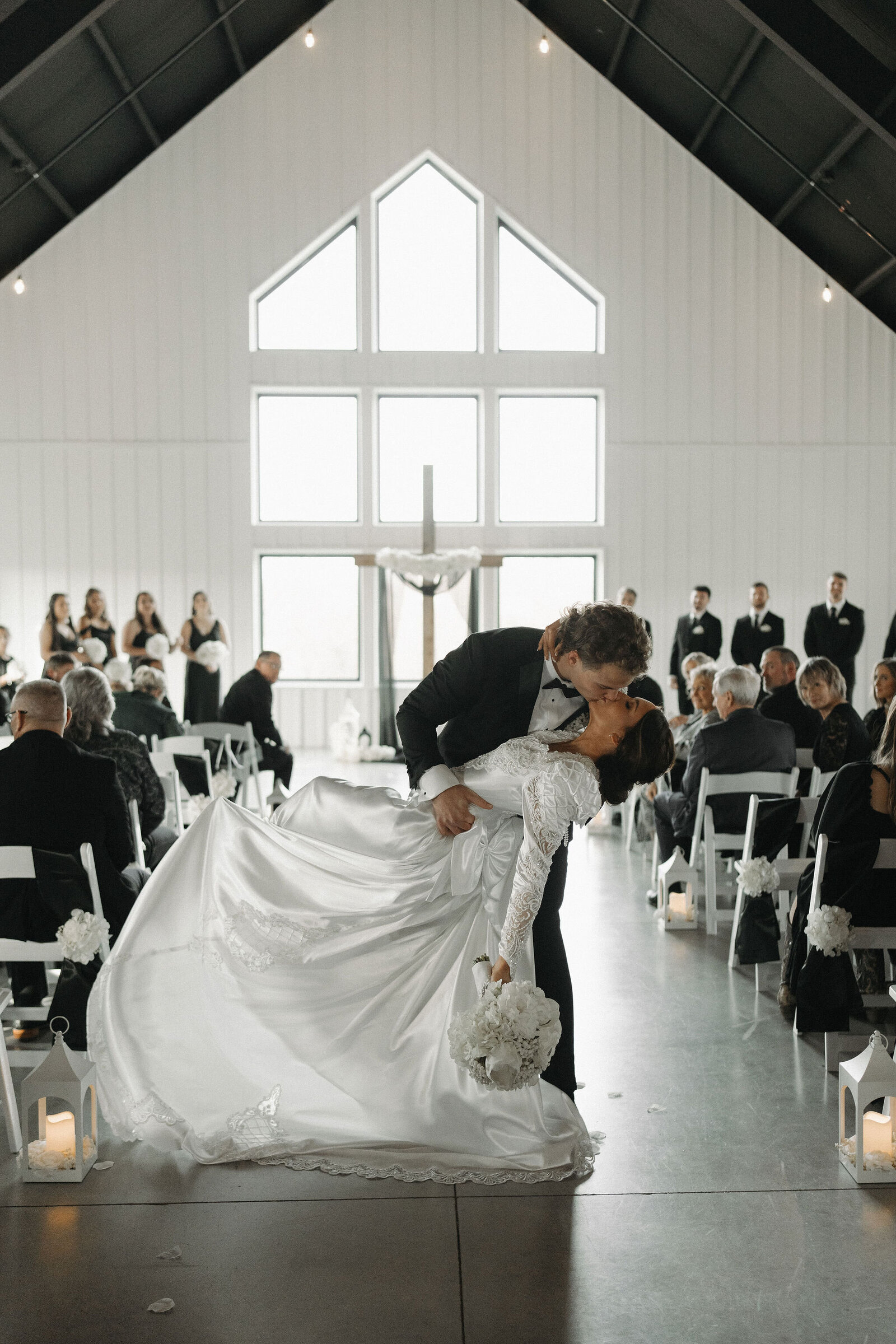 wichita-kansas-oak-hollow-winfield-venue-wedding-photographer-shelby-laine-30 (1)