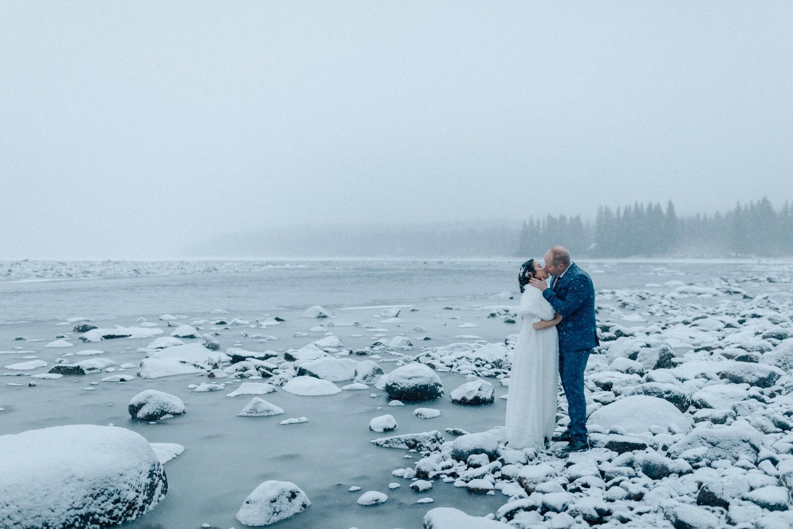 winter-wedding-kiruna-lapland-photographer-elopement-snow-bröllop-bröllopsfotograf