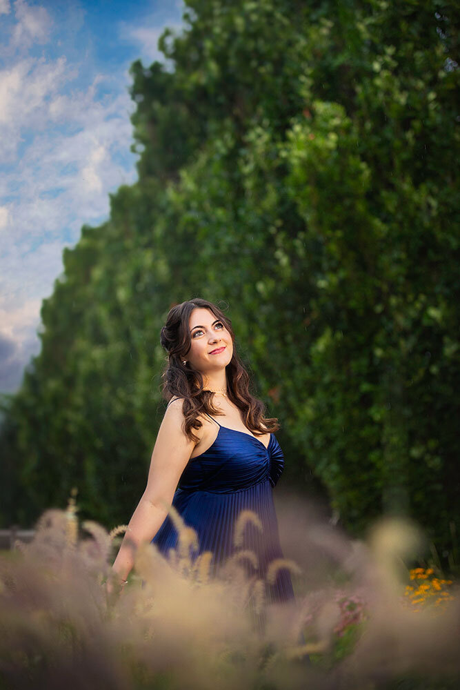 dreamy-senior-portrait-young-lady-looking-up-to-sky-catchlights