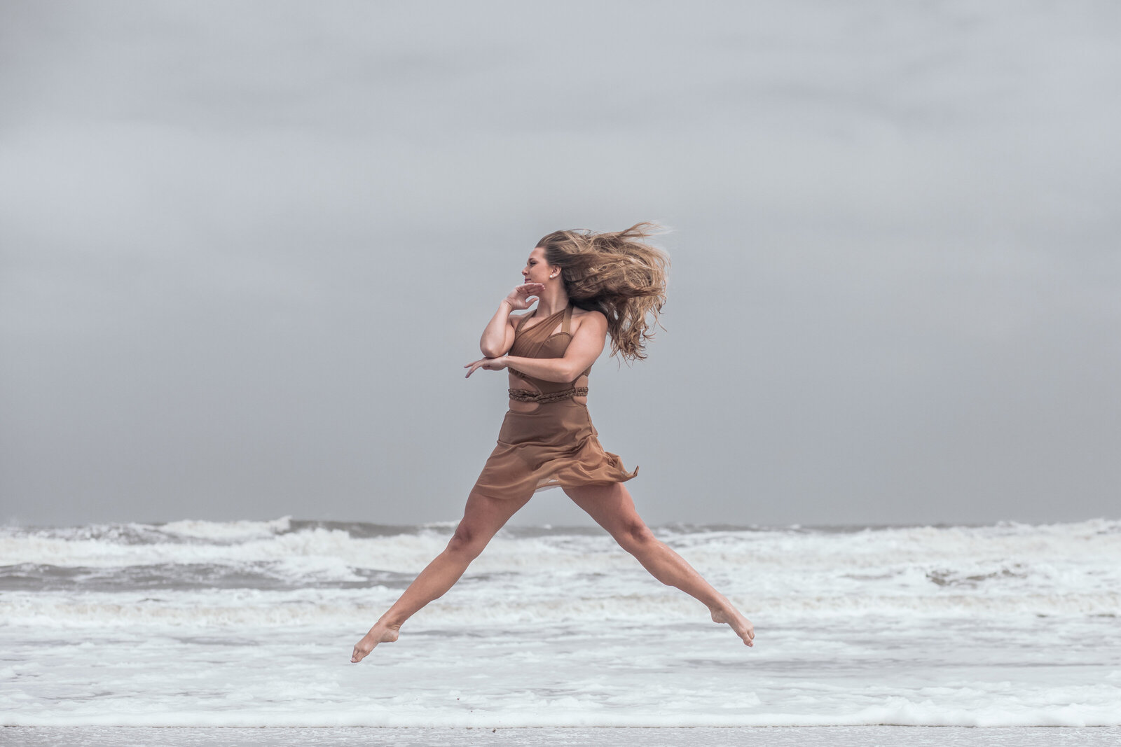 Outdoor photo of female contemporary dancer