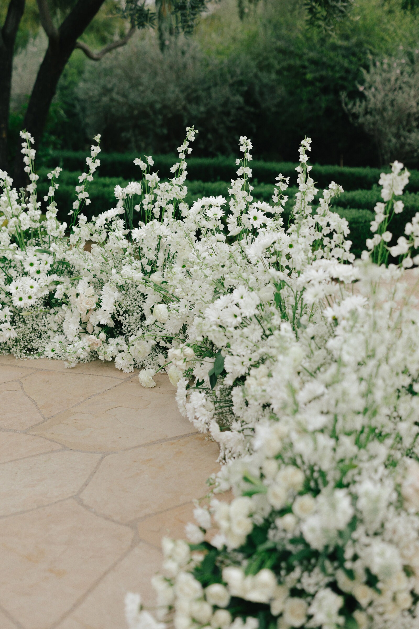 scottsdale-florist-lush-ceremony-garden-ground-arc-white-flowers