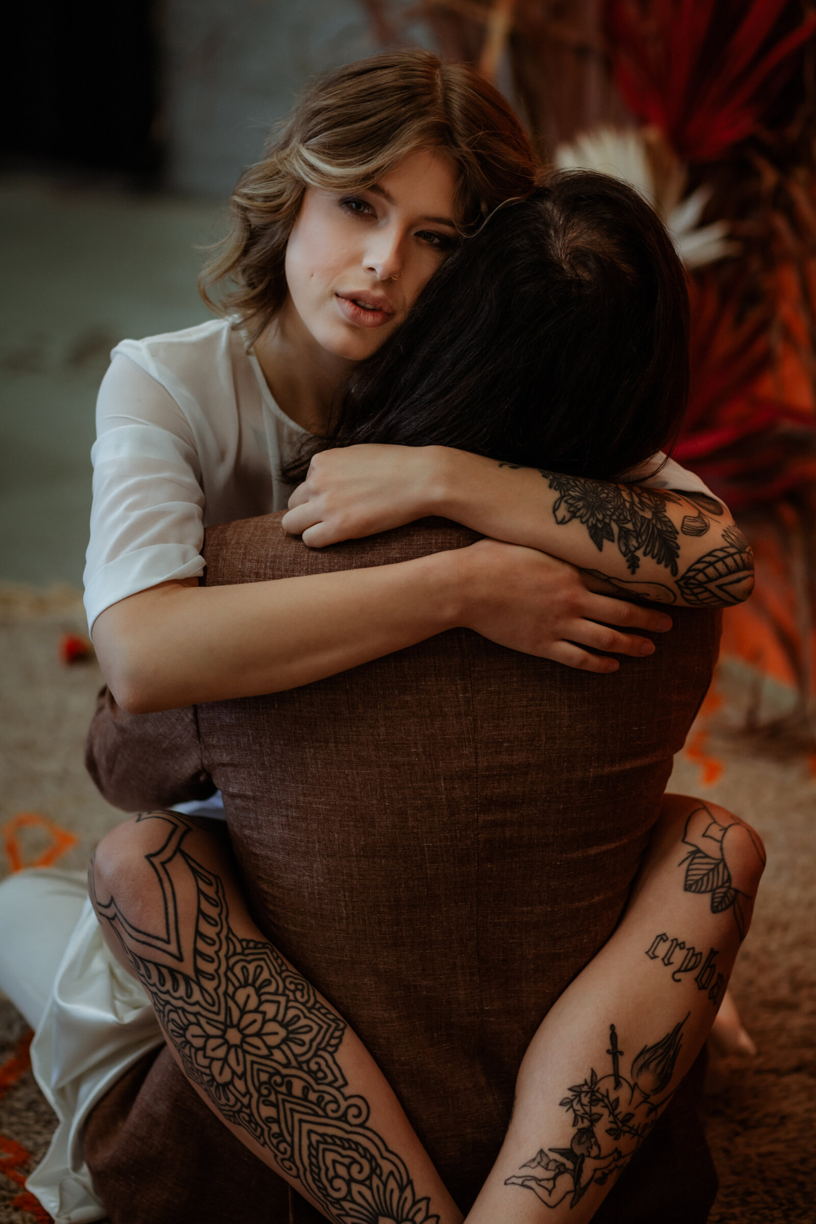 Koppel met tattoos  intens vasthouden tijdens foto's huwelijk
