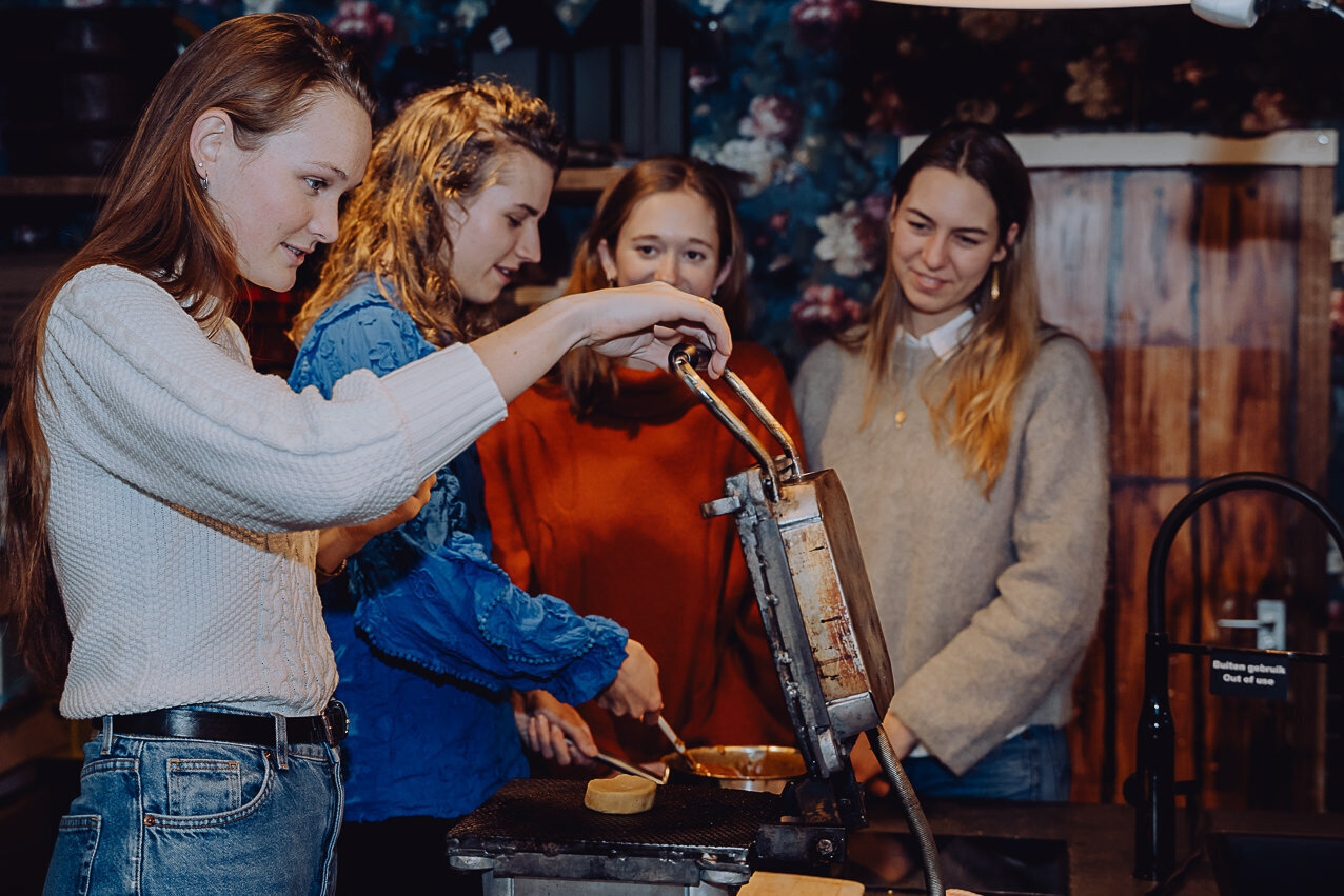 Siroopwafels bakken tijdens een workshop bij Berg's Bakery