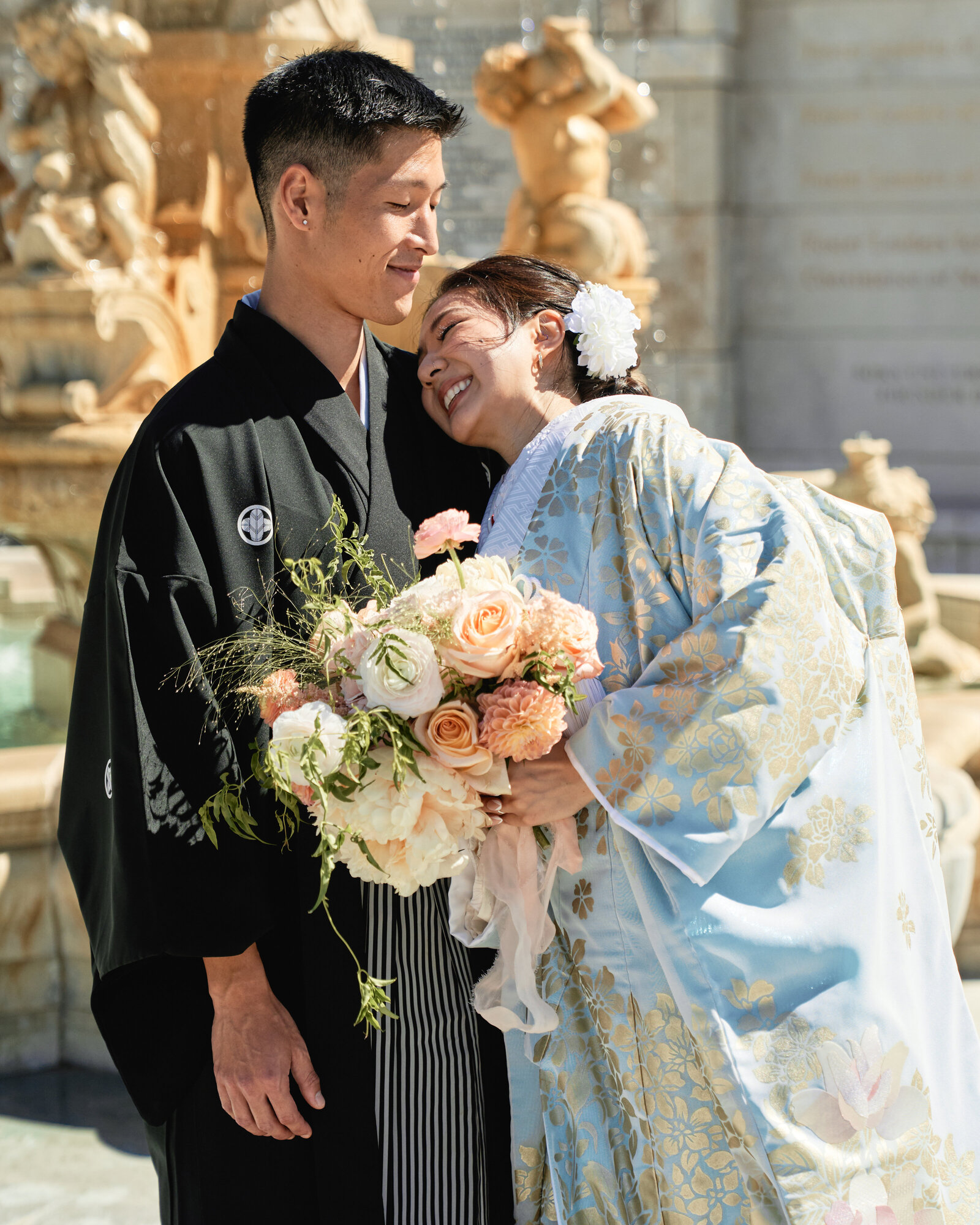 Bride rests her head on groom’s shoulder in pale blue iro-uchikake kimono during Orange County kimono rental wedding |
オレンジカウンティー着物レンタル和装ウェディングで肩にもたれる青打掛花嫁と新郎