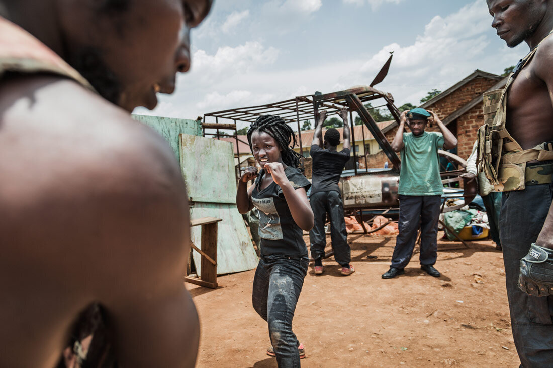 Uppvärmning infär actionscener på filmstudion Wakaliwood i Uganda.
