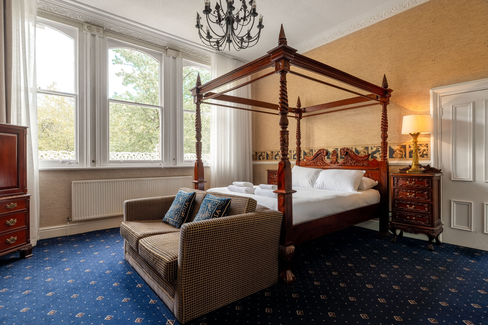 four post bed hotel room