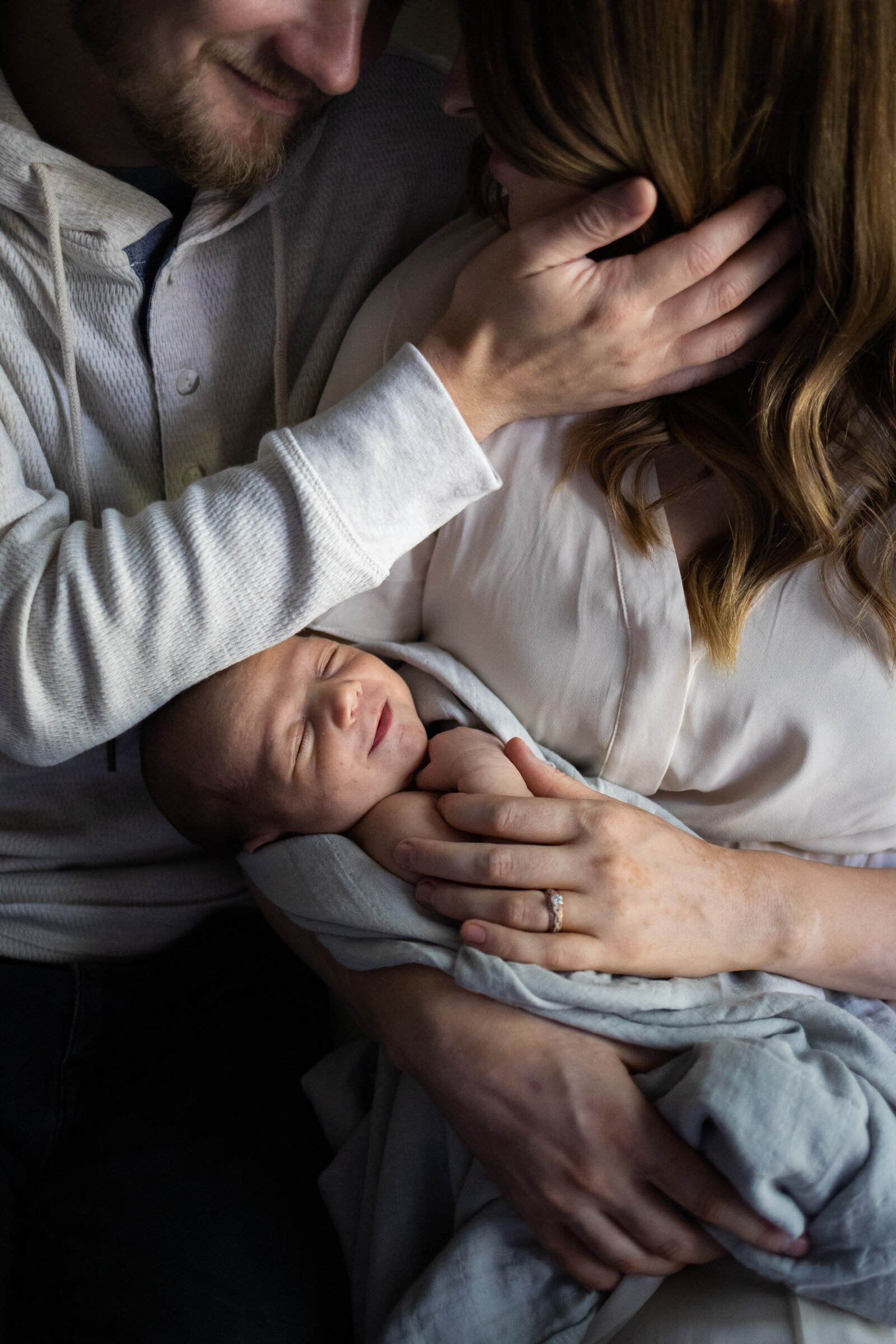 Kansas_City_Newborn_Photography-baby_in_arms_smiling_1