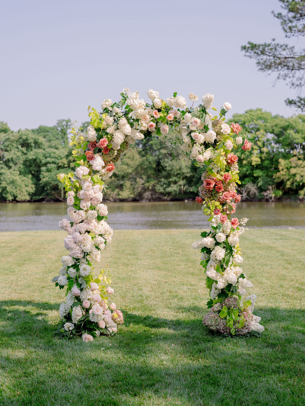 33Kate Campbell Floral The Oaks waterfront summer wedding by Julie Livingston photo