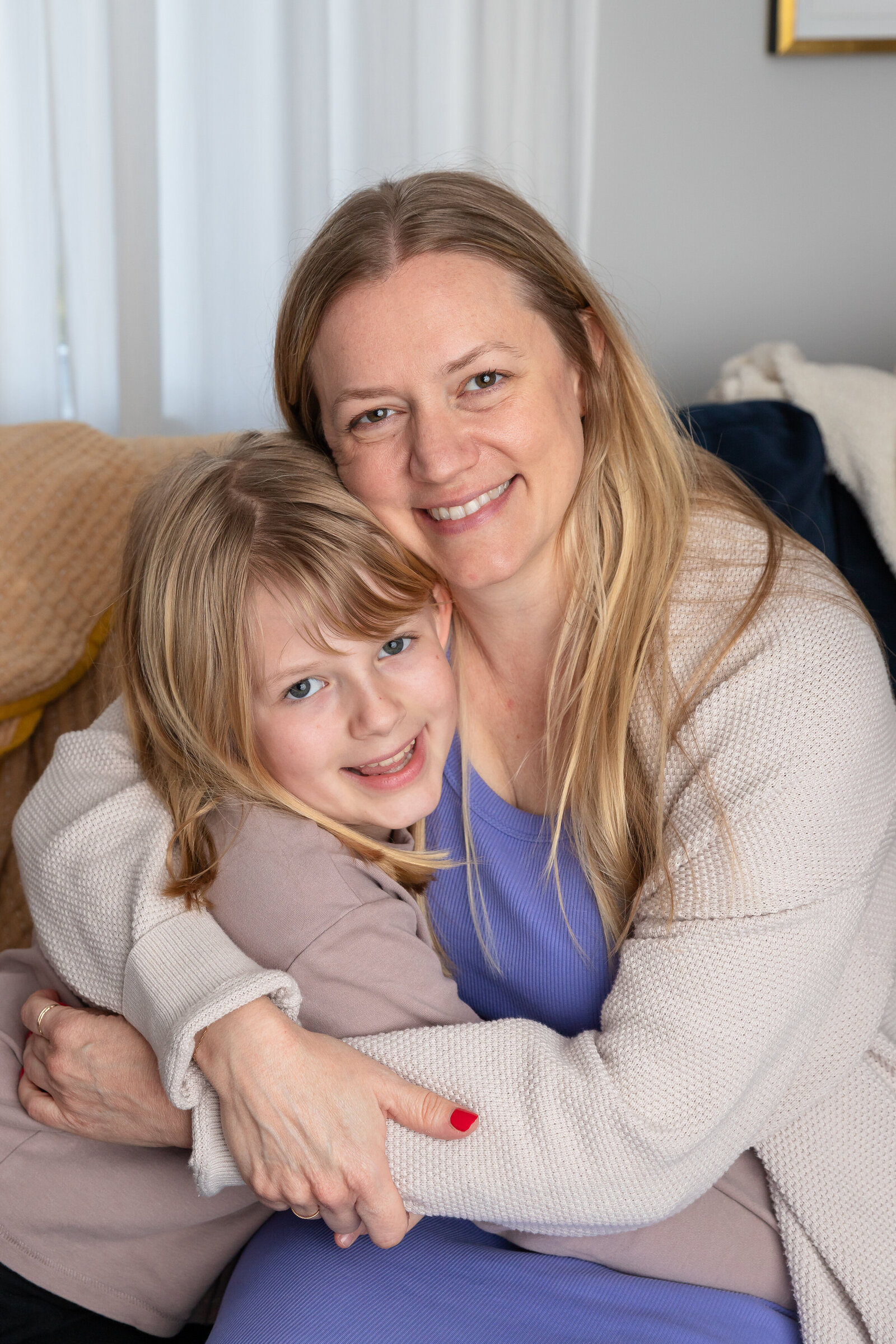 mom-daughter-hugging-home-nj-family-photographers