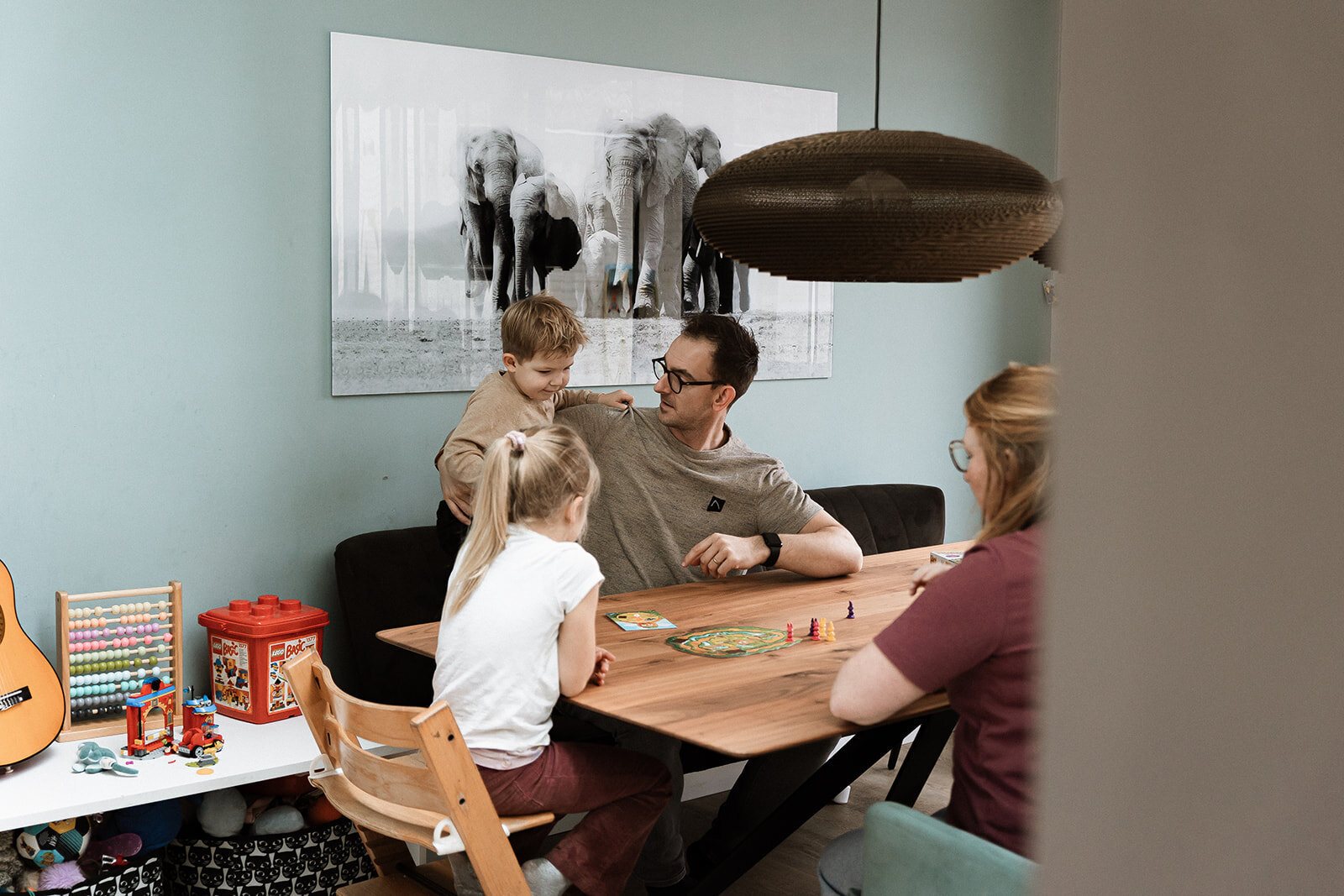gezinsfotoshoot fotoshoot gezin gezinsfotografie gezinsfotograaf gezinsfotoshoot eindhoven gezinsshoot zwangerschap gezinsshoot buiten spontane gezinsfoto'a slledaags geluk