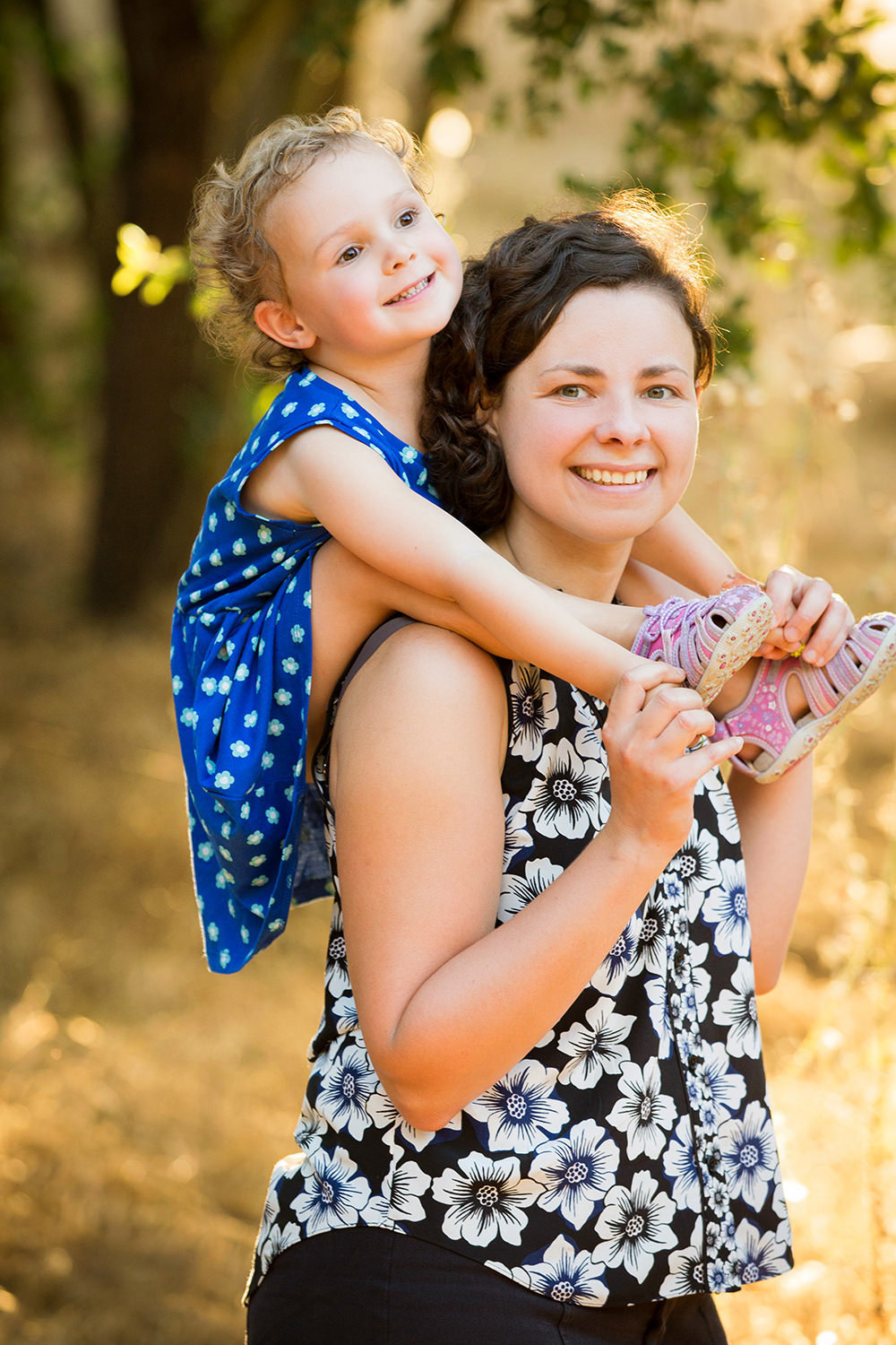 san diego family photography | mom with daughter on shoulders