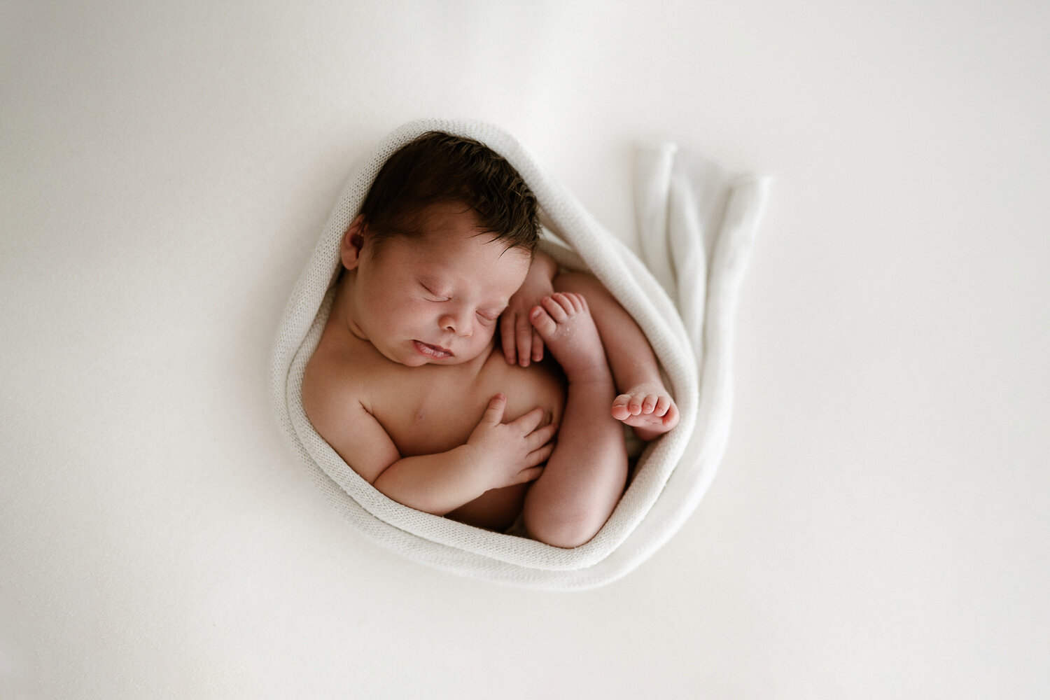 newborn photographer womb pose-1