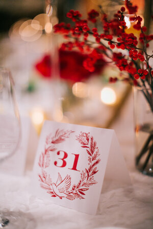 hinote-studio-holiday-wedding-red-white-wreath-table-numbers