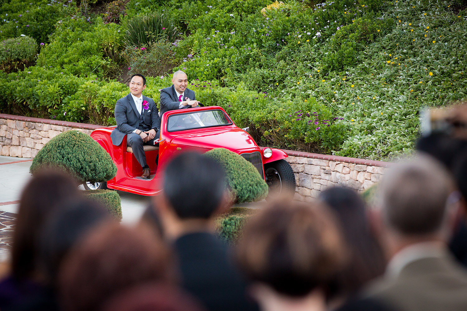 groom in little car at los willows