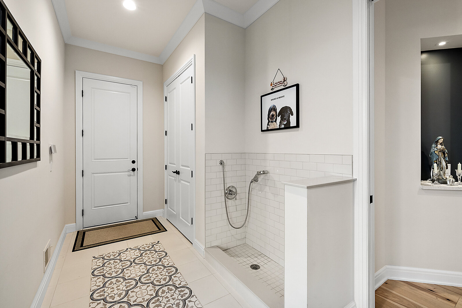 21-70298 Renata Interior-21
