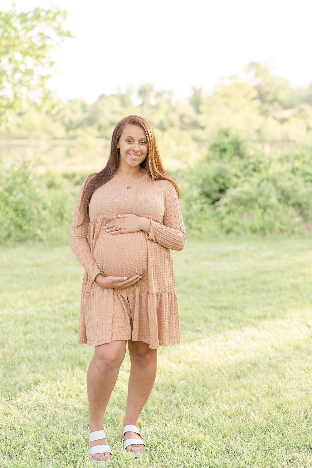 mom posing during DMV maternity session