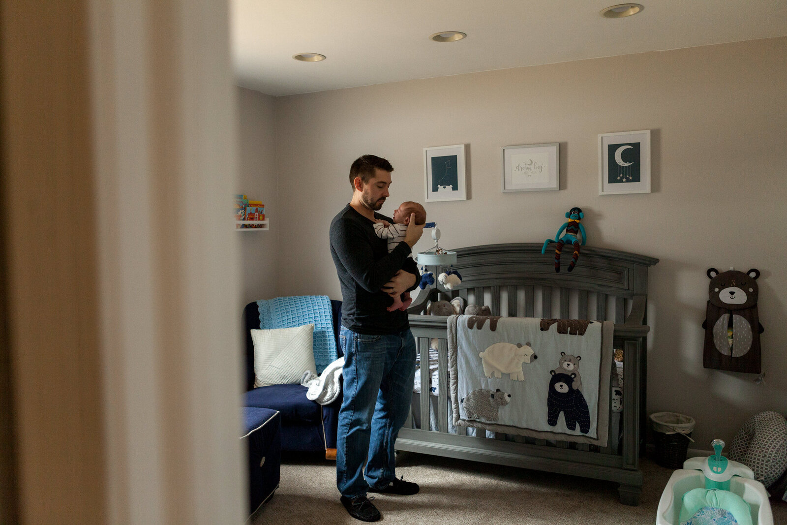father-and-newborn-family-lifestyle-photography