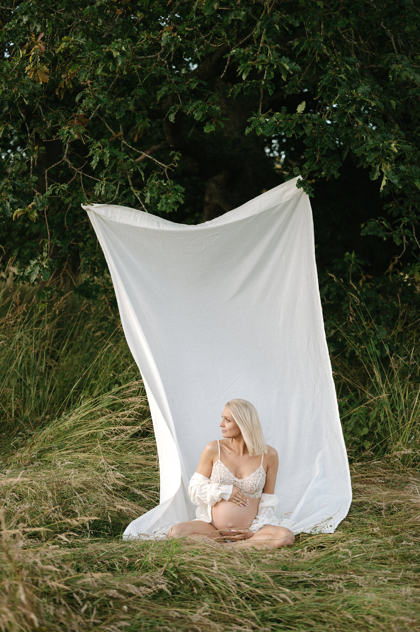 Pregnancy photography of a woman in a field