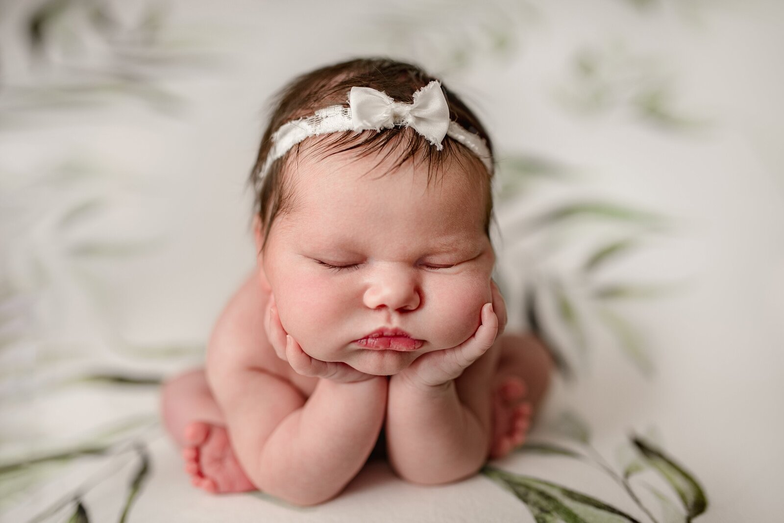 newborn-girl-froggy-pose
