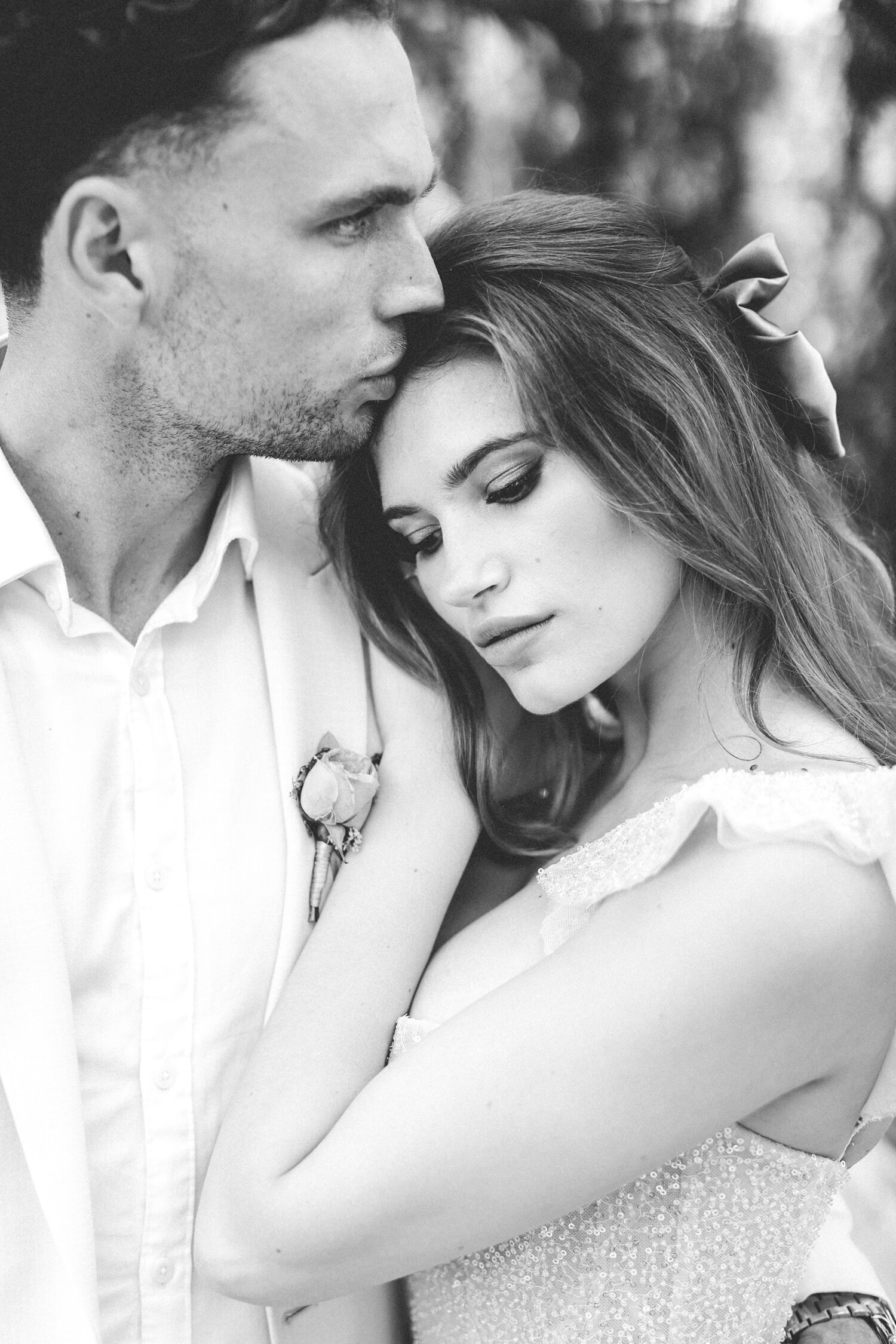 wedding-photos-couple-cuddling