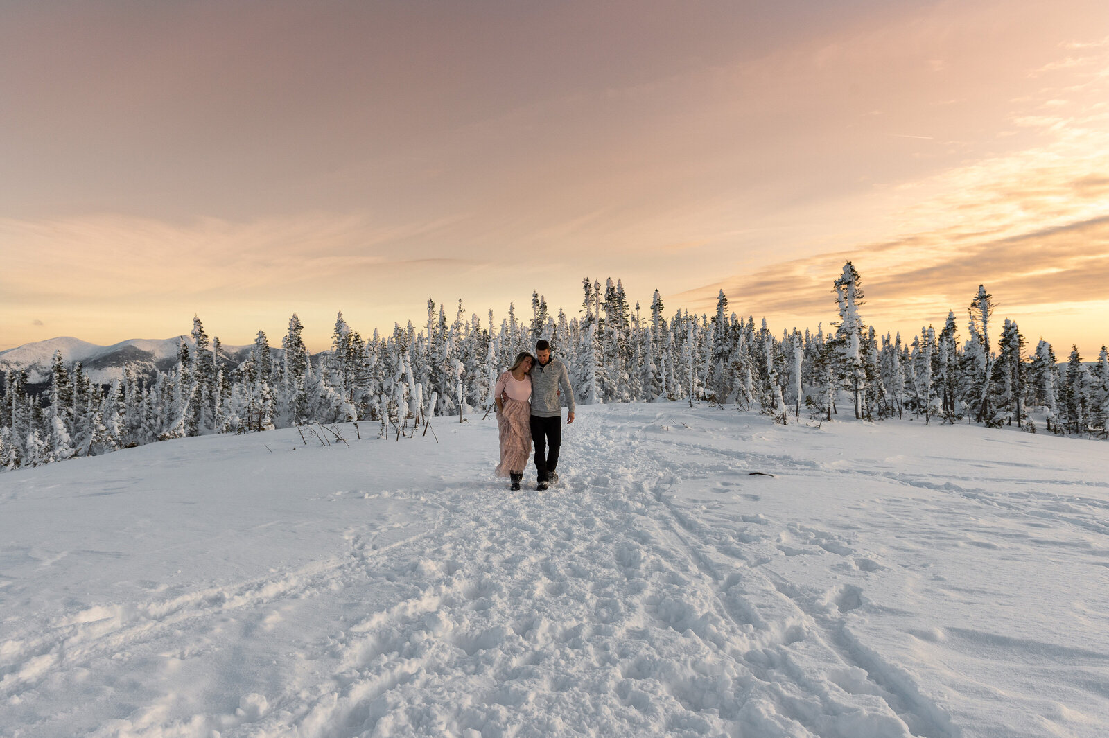 love-is-nord-quebec-photographe-mariage-intime-elopement-wedding-parc-gaspesie-hiver-montagne-0002
