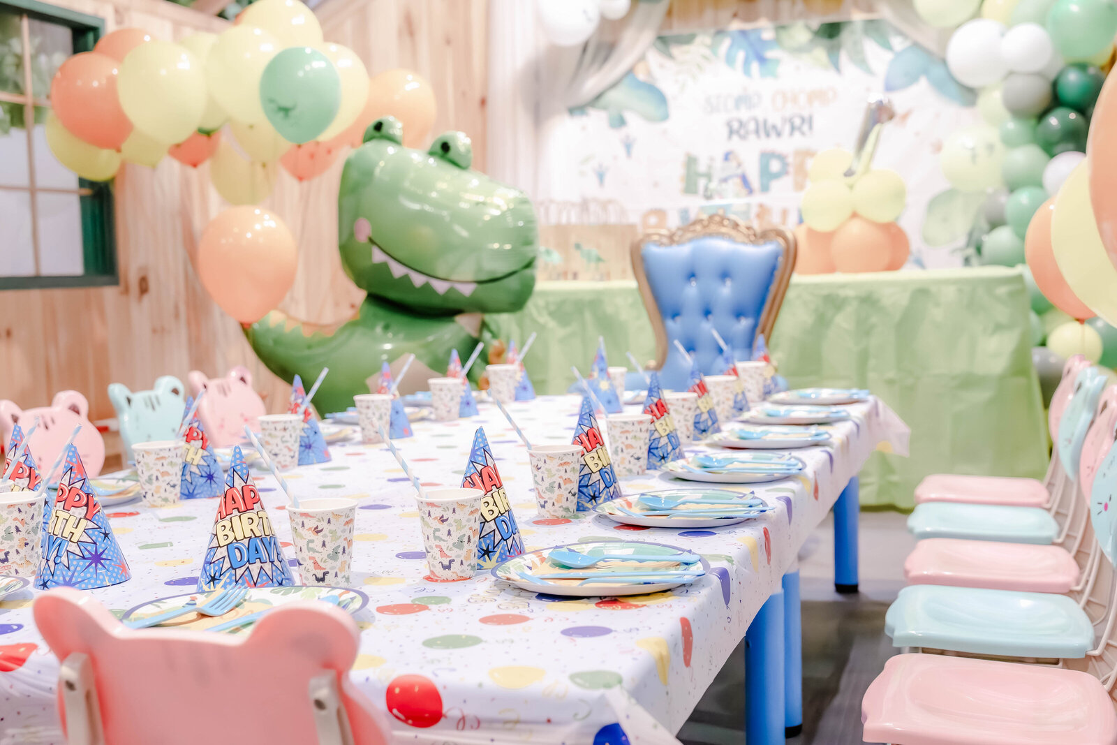dinosaur-first-birthday-party-setup
