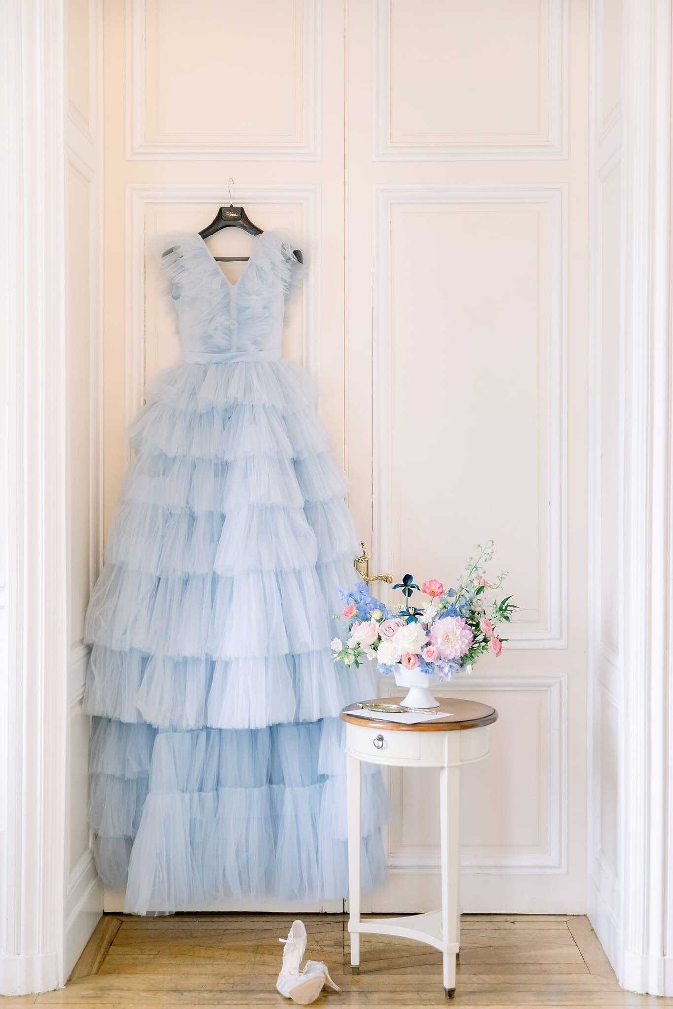 robe-de-mariee-bleue-et-bouquet-sur-mesure