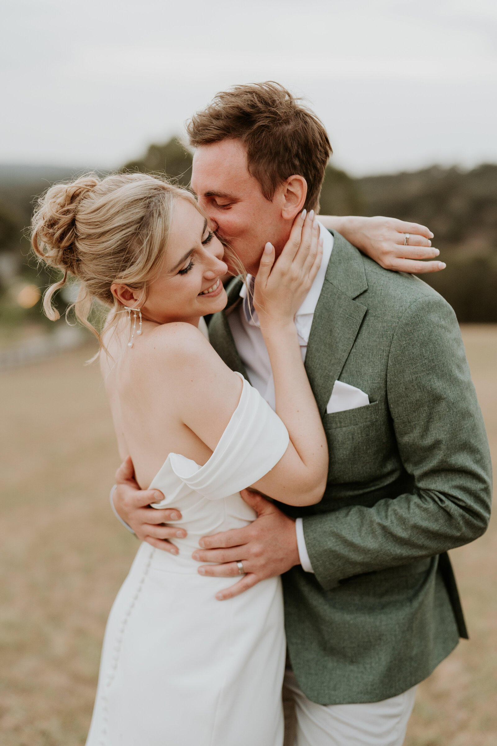 Bride and groom kissing at Inglewood Estate 
