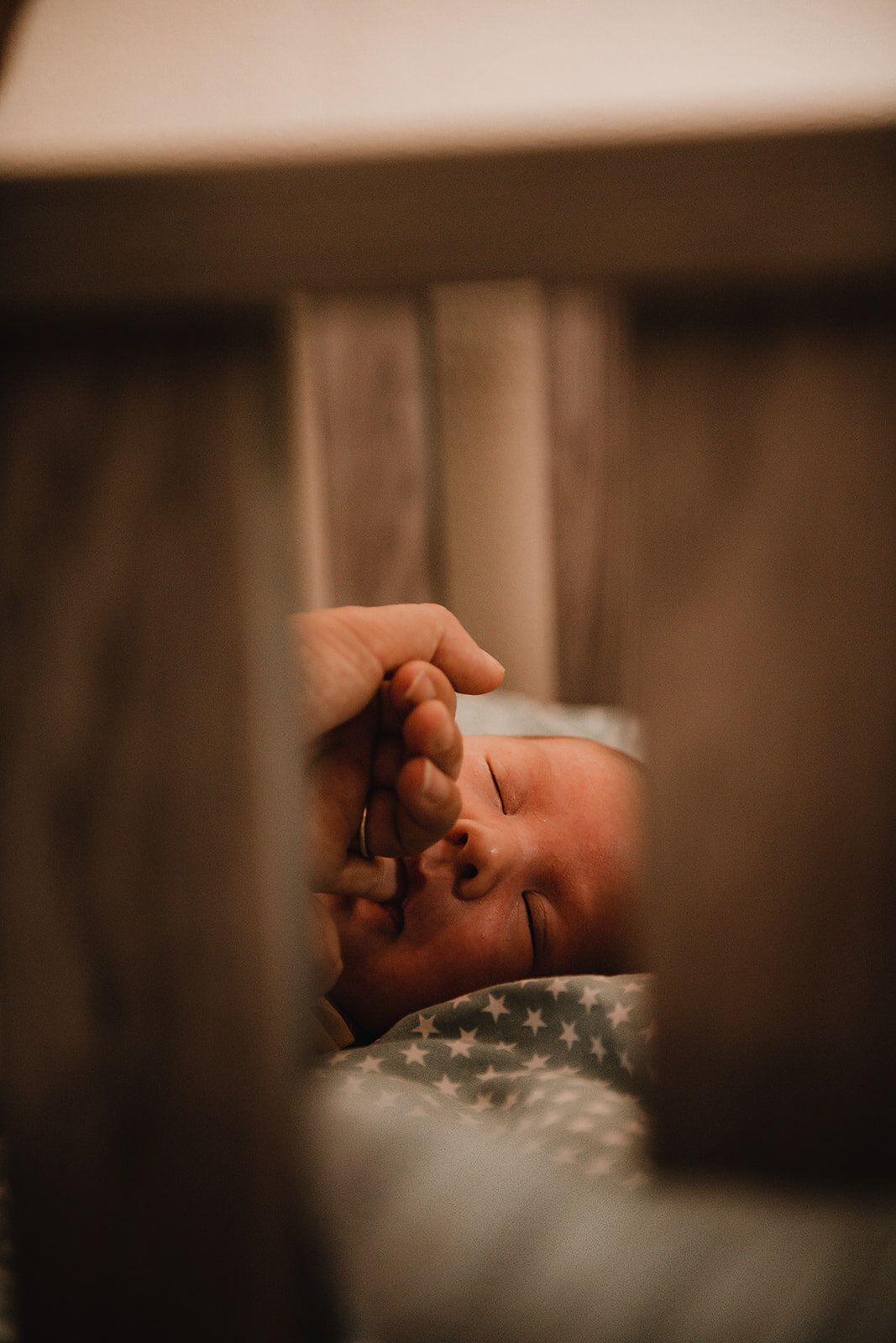 Babyfotografie met natuurlijke tinten en warme uitstraling