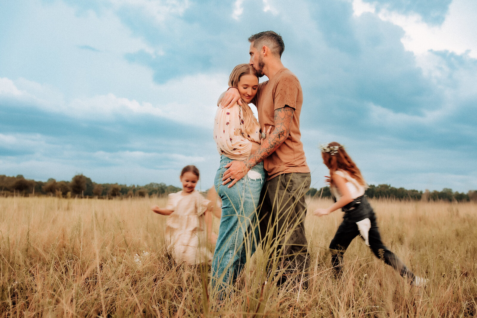 playful-tag-kids-mom-dad-kiss-field-jeans-blue-orange-dress