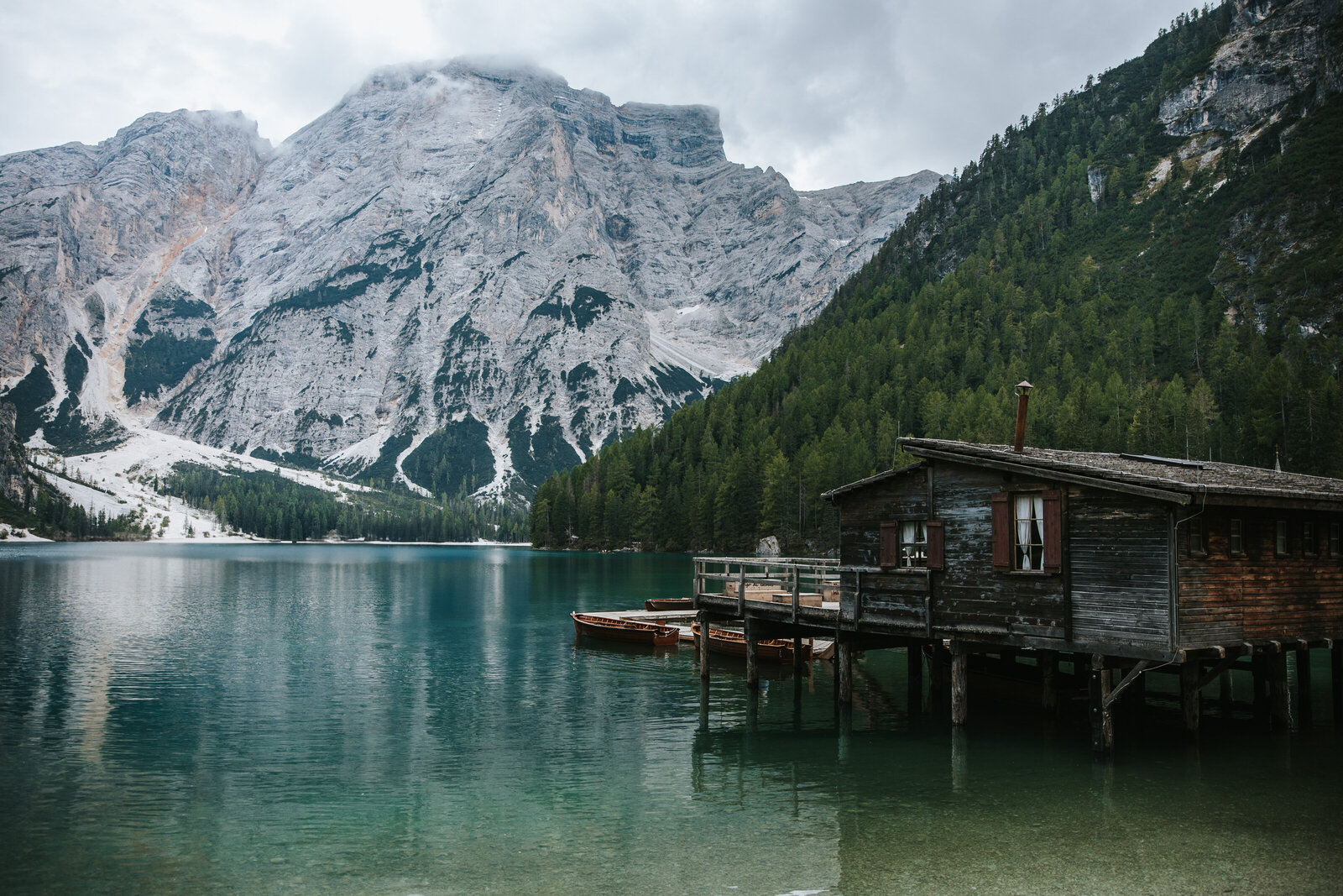 Couple exchanging vows at the stunning Lago di Braies, surrounded by the Dolomites’ natural beauty on their wedding day.