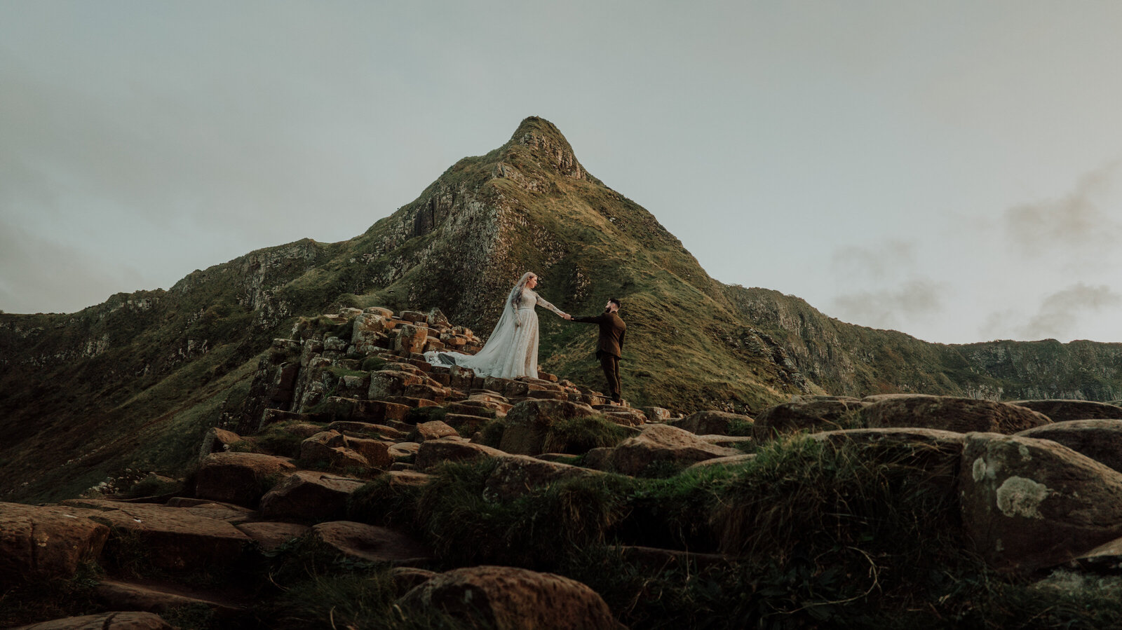 GiantsCausewayElopementPhotograph-CinematicTide