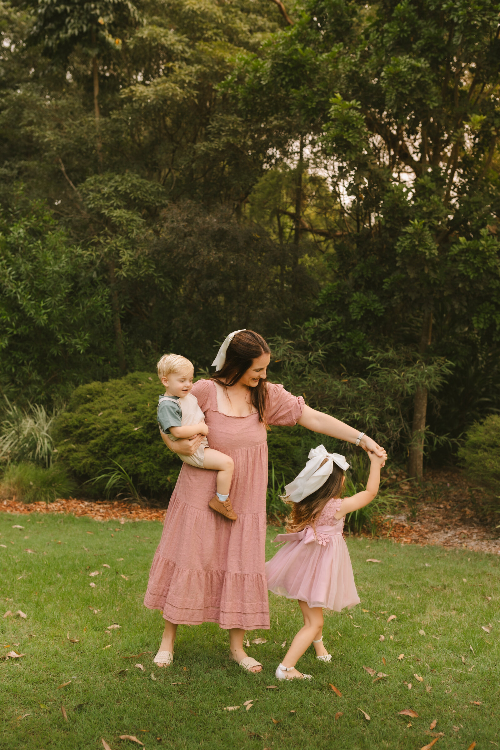 motherhood-in-the-fields-hills-district-photographer