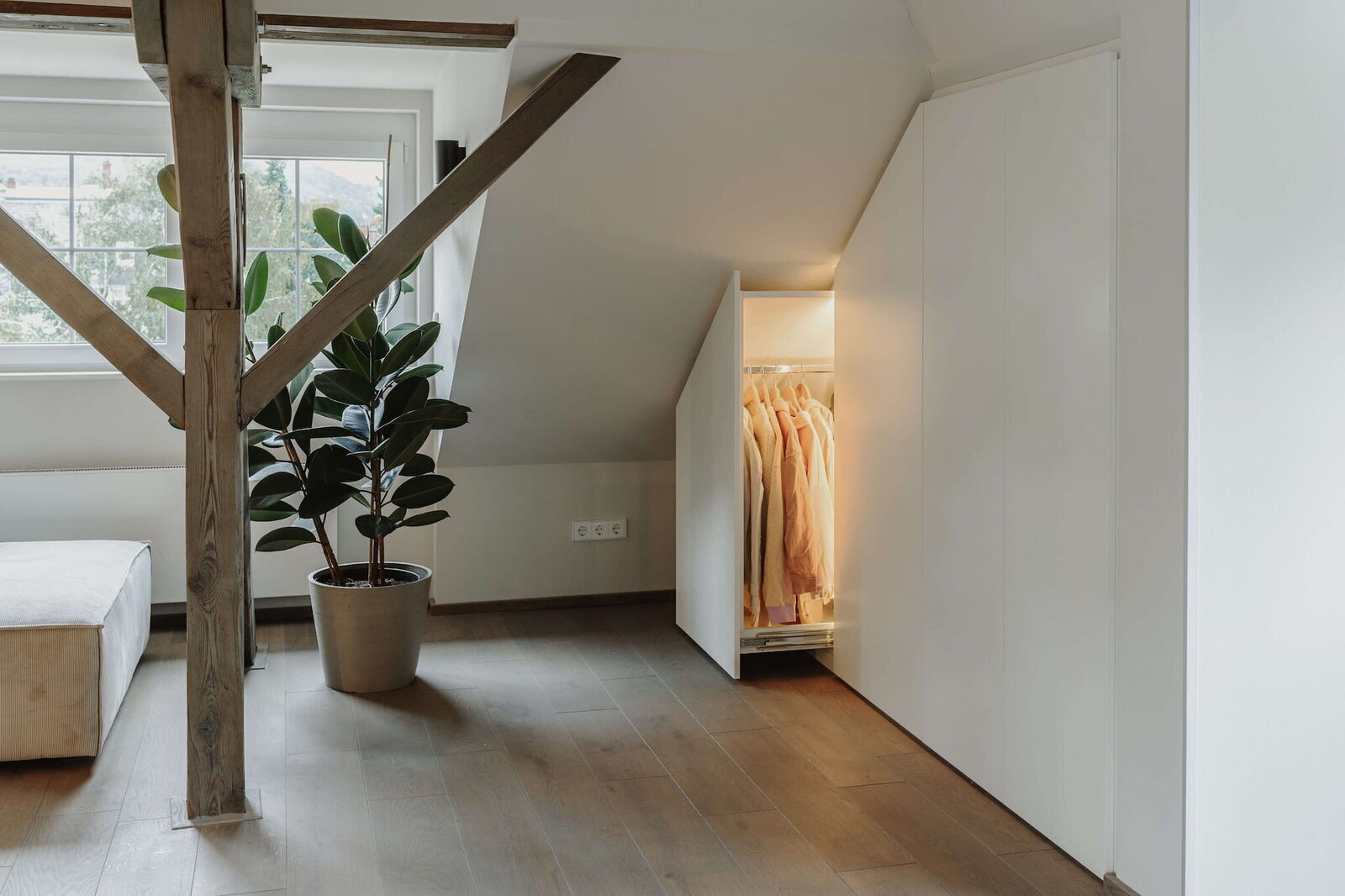 Von-Dach-bis-Keller-Kleiderschrank-in-Dachschraege