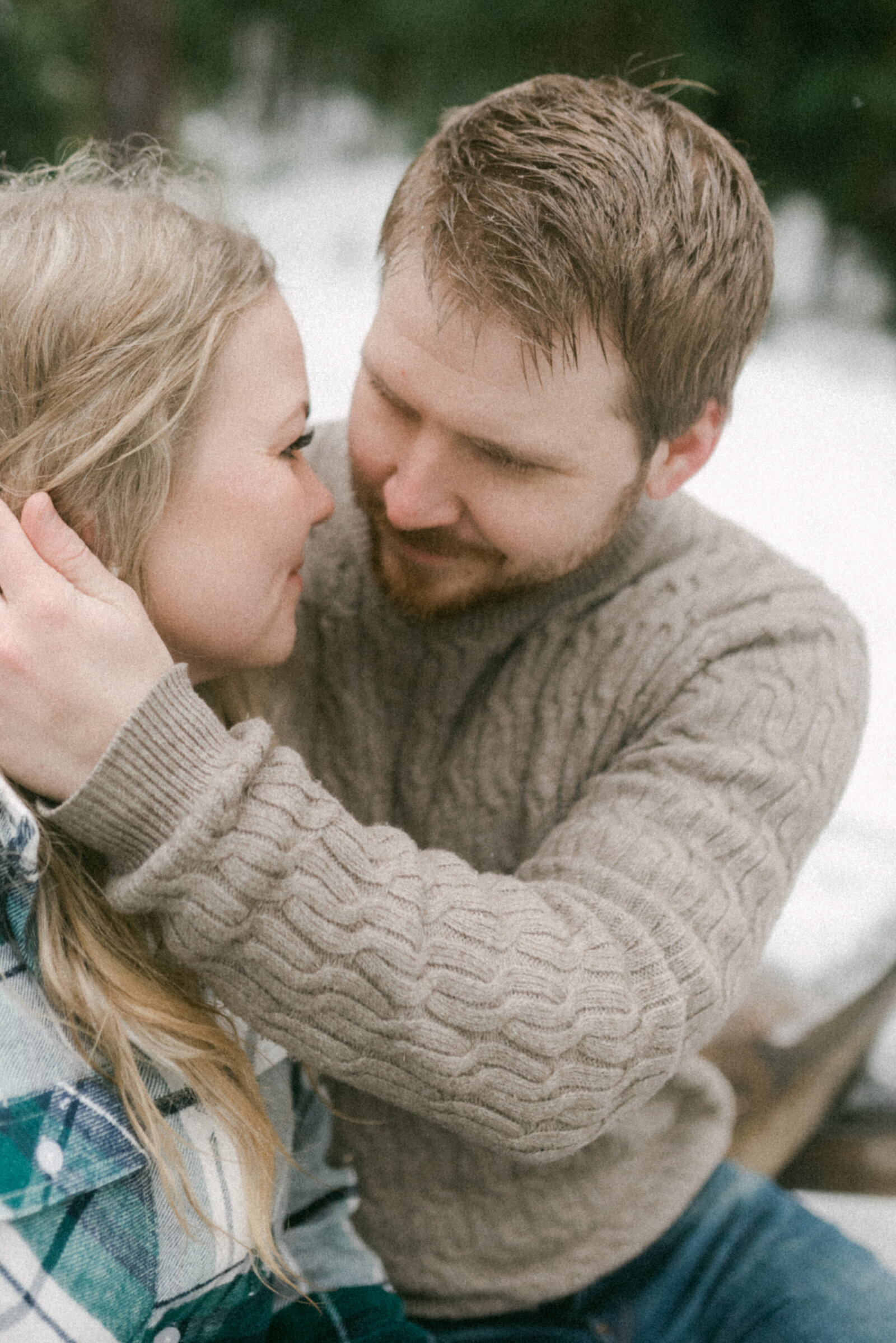 Couple by a campfire in a forest on a photography session with photographer Hannika Gabrielsson