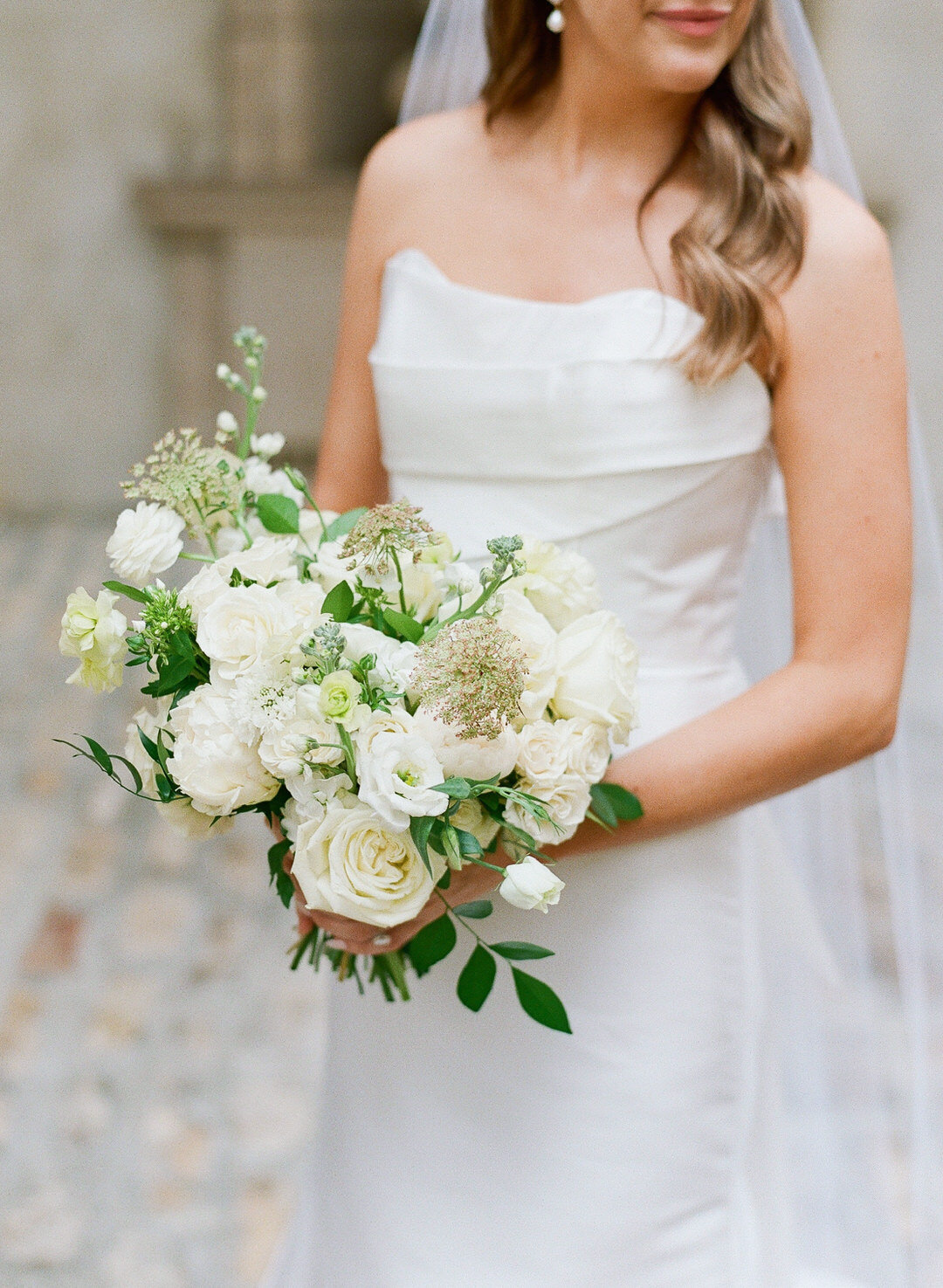 Bride holding bouquet at Swan House in Atlanta