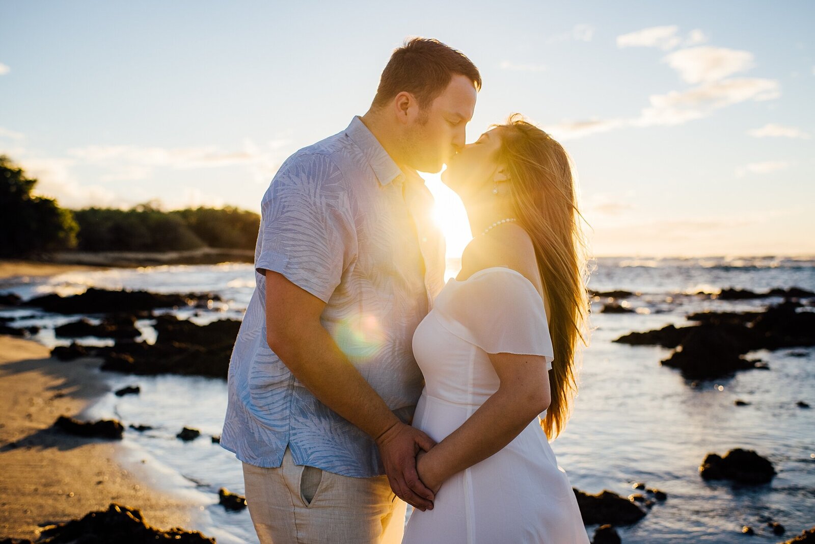 couples kissing during their babymoon session