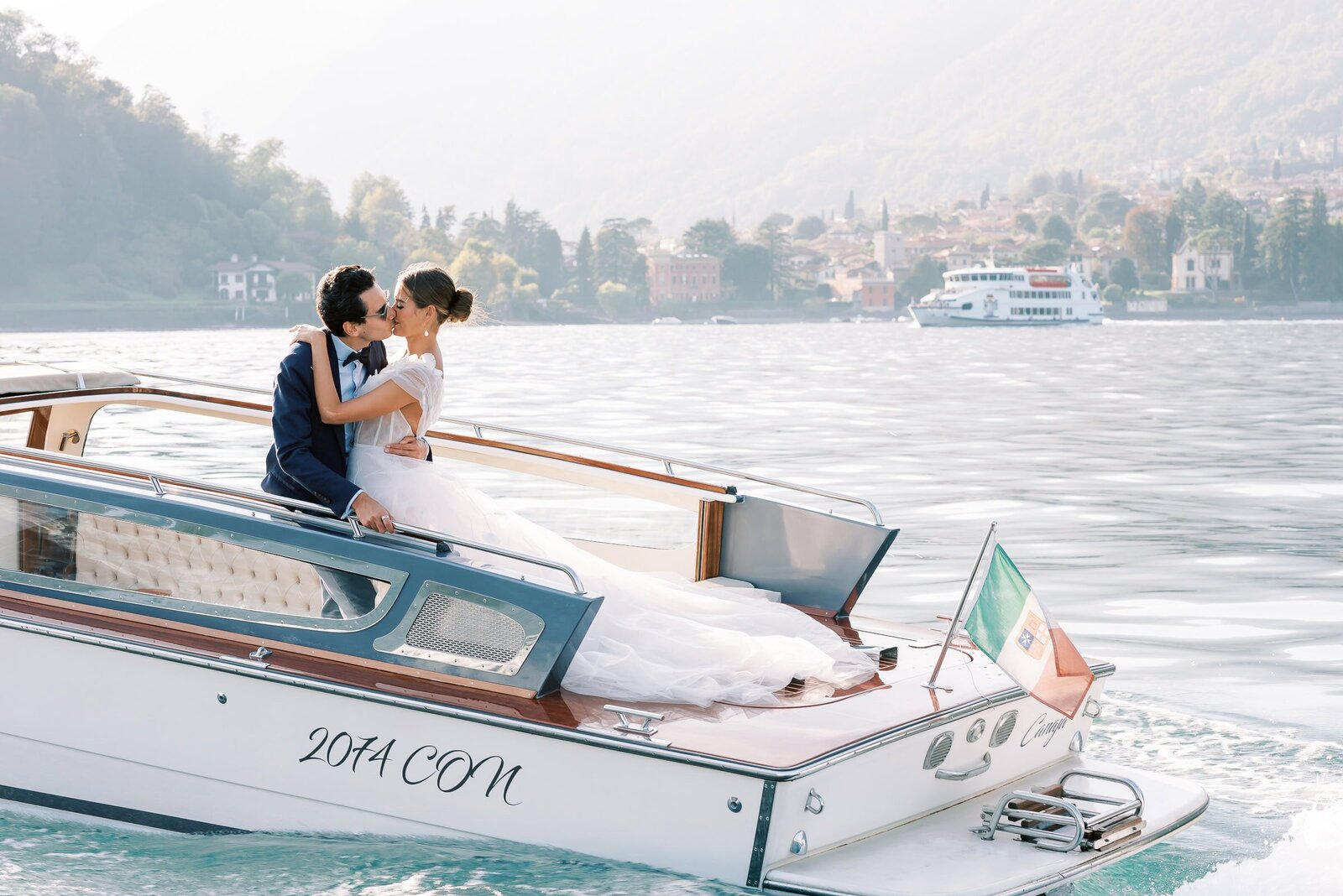 Destination Wedding Photographer Anna Lundgren in Stockholm Wedding in Lake Como boat elopement_044