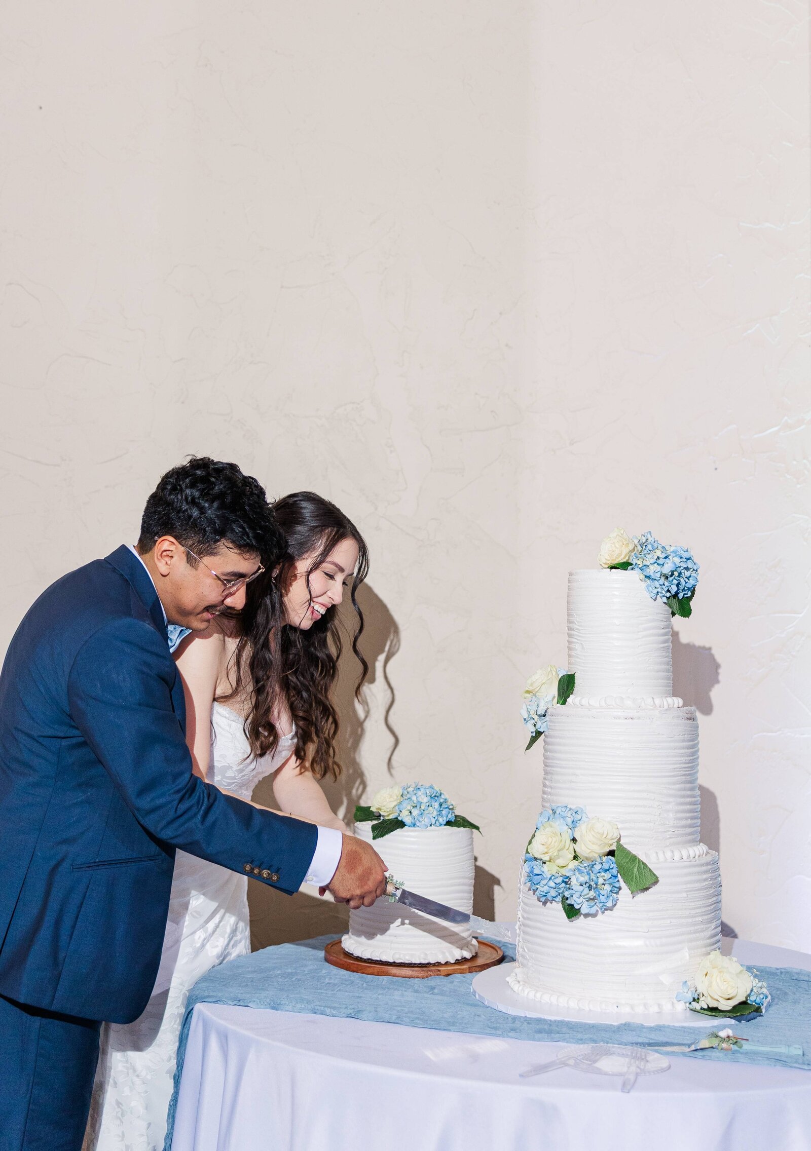 Dallas-wedding-cake-cutting-ceremony