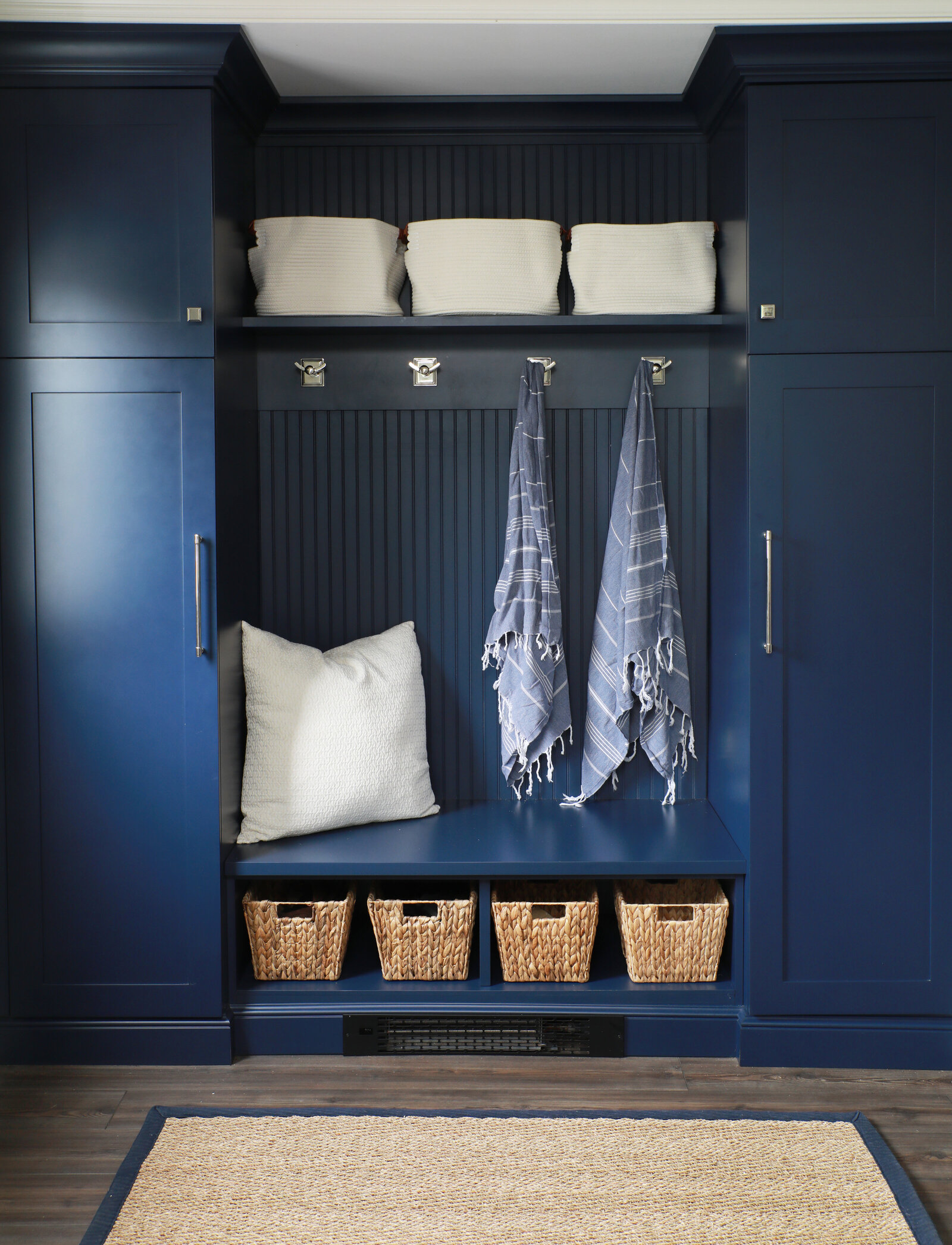 NAVY-BLUE-MUDROOM-WITH-BEACH-TOWELS