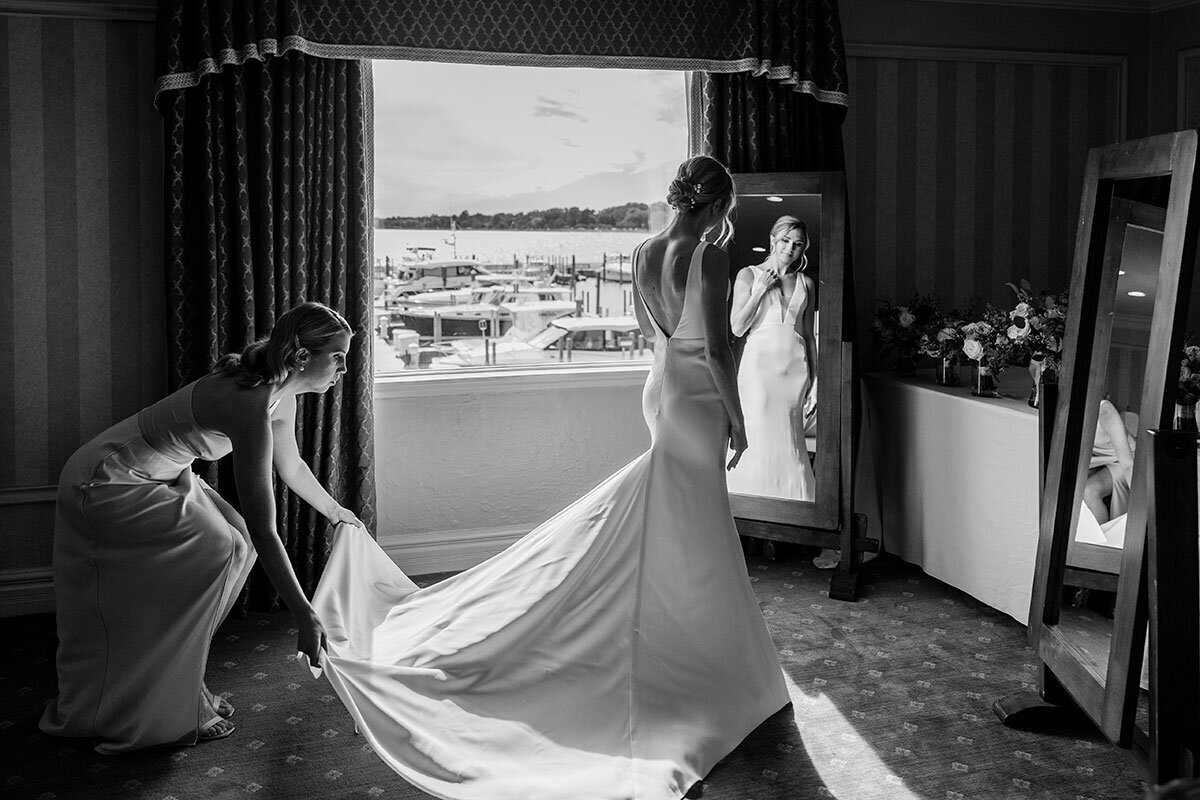 bride getting ready at the grosse pointe yacht club in michigan