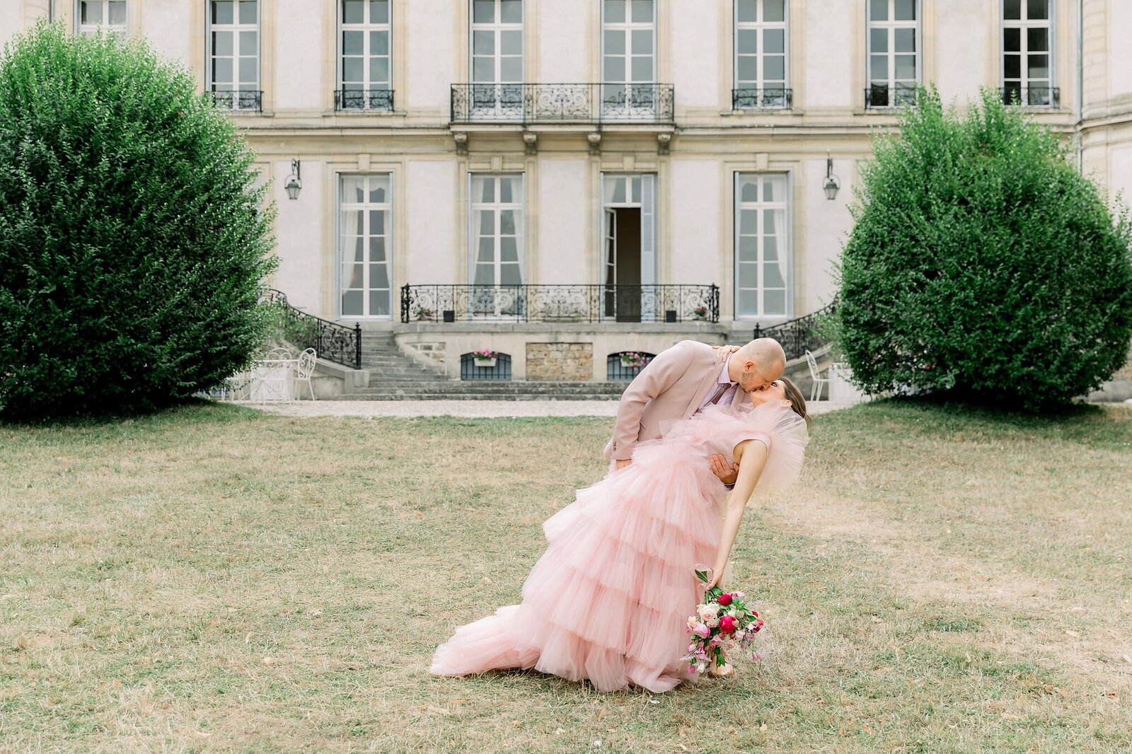 maries-devant-magnifique-facade-du-chateau-de-santeny