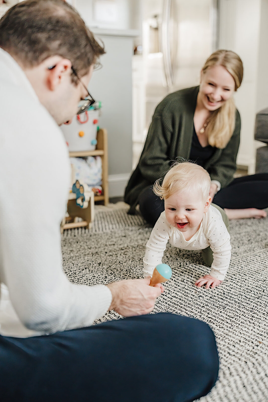 baby crawls to parents during six month sitter photos