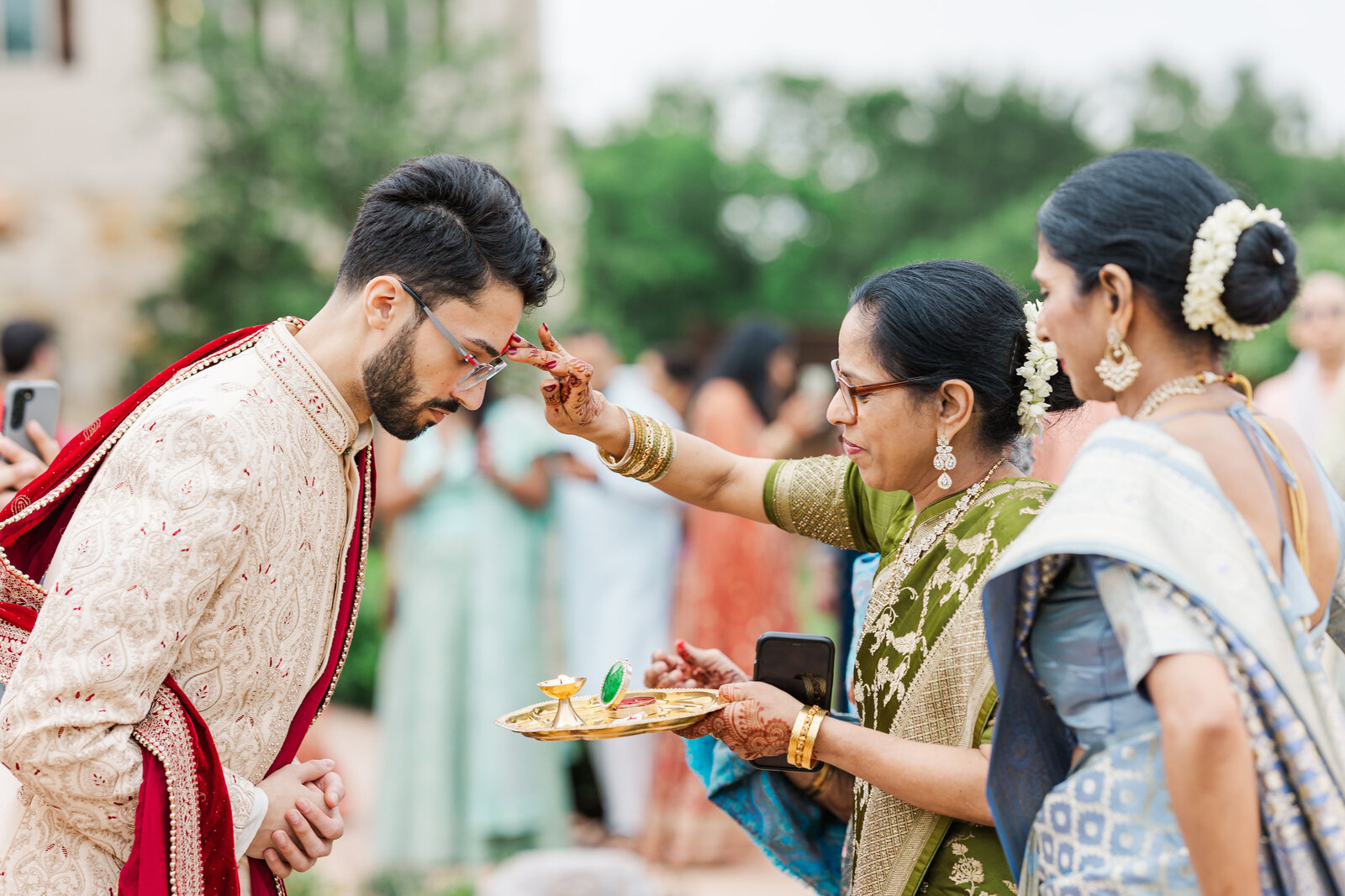 Bride-and-groom-arrival-photography-dallas