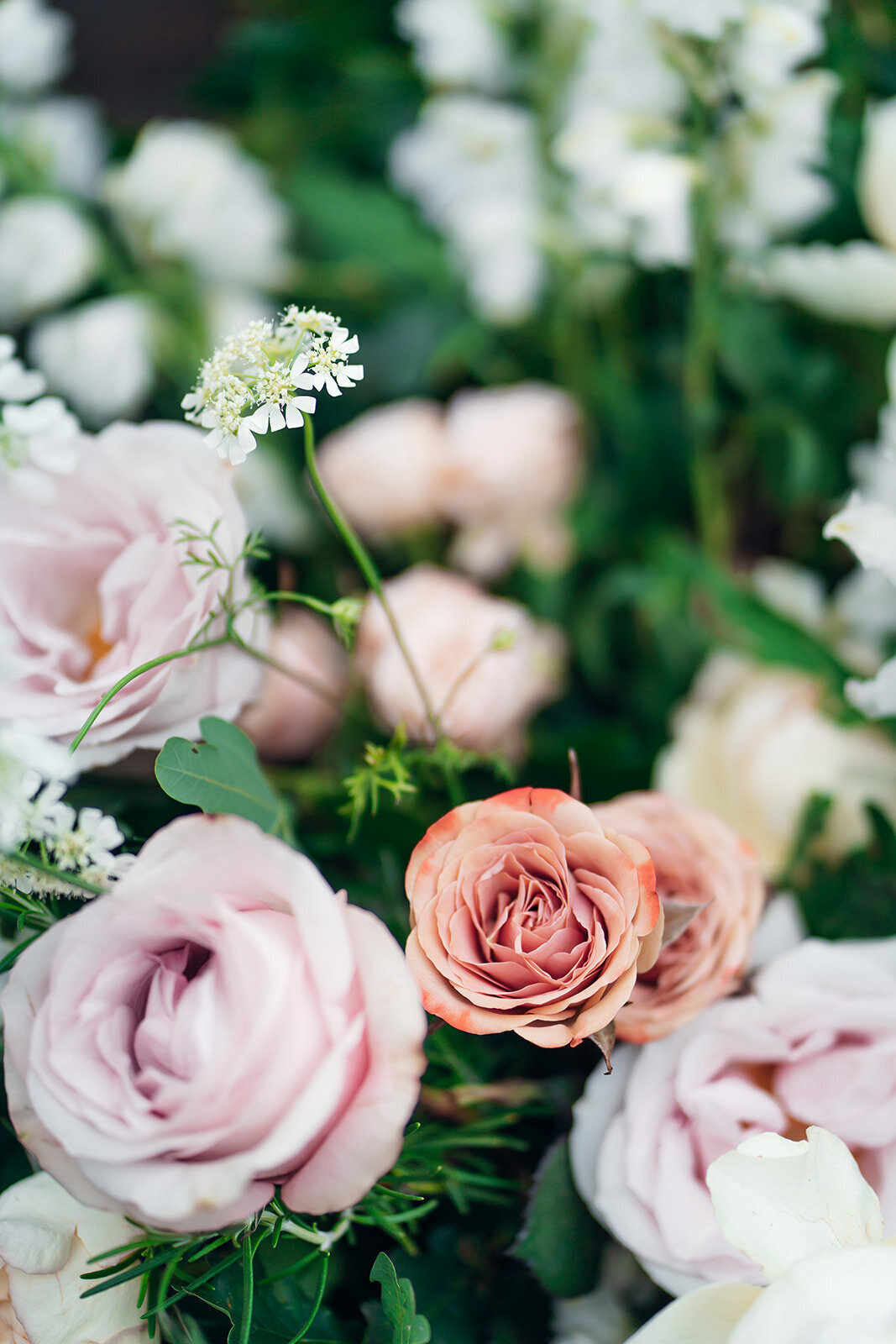 pastel-wedding-florals-cotswold-wedding-photographer