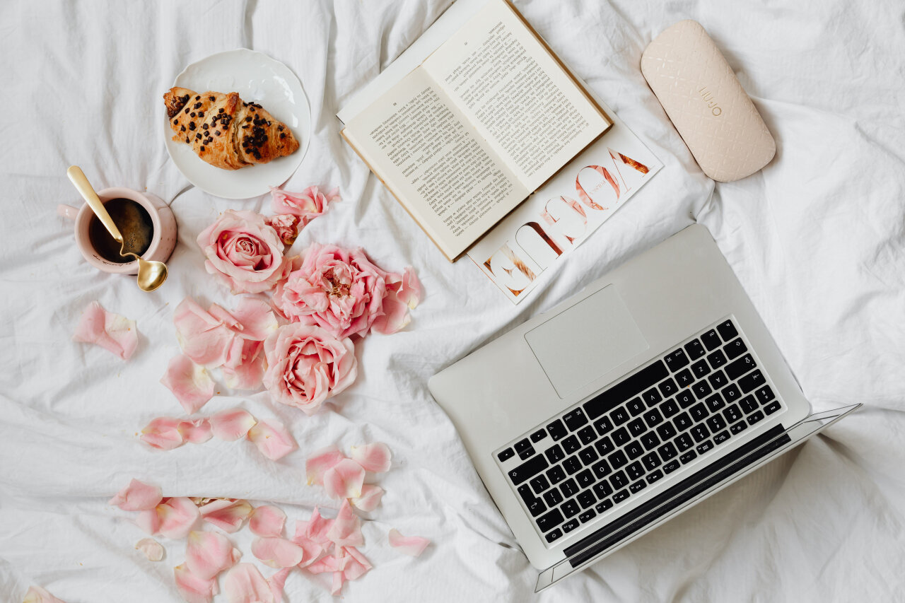 kaboompics_Pink rosses - coffee - laptop - book - glasses