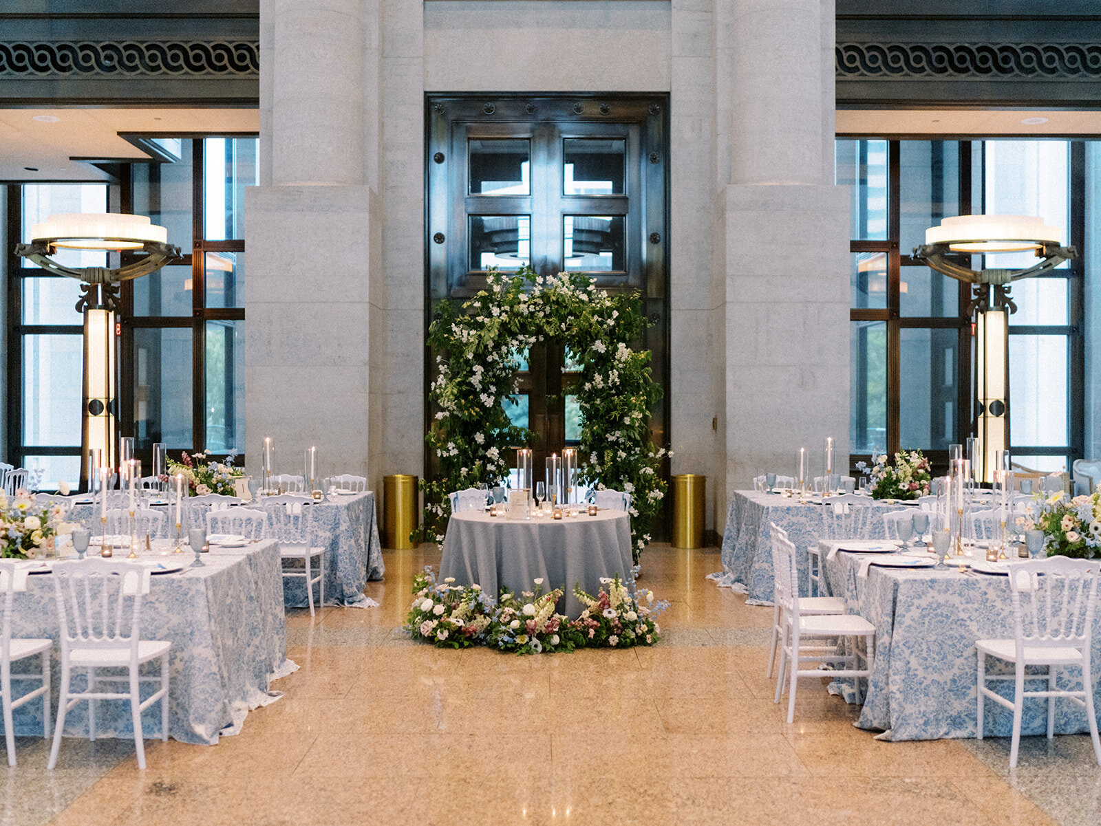 Full Service Planner designs elegant, timeless black and white wedding at the Ohio Statehouse