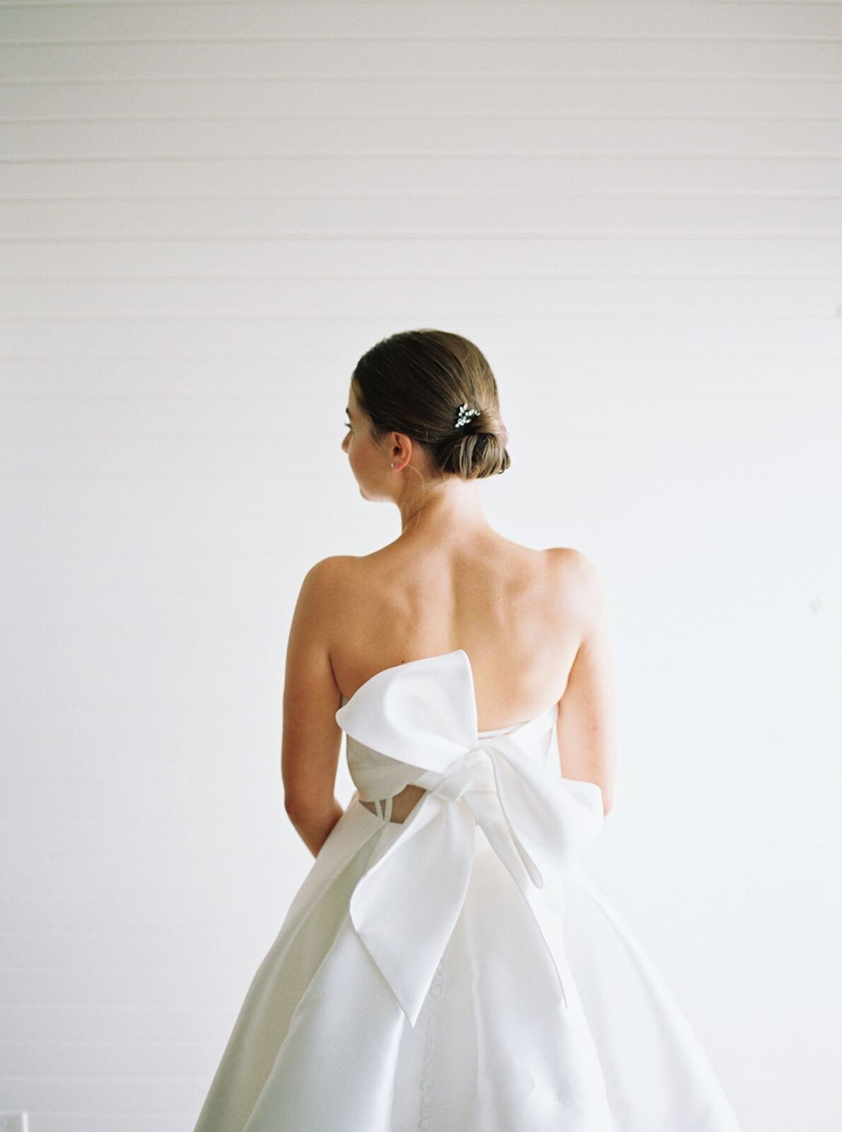 leila-james-events-newport-rhode-island-luxury-wedding-planner-castle-hill-inn-venue-erin-mcginn-wedding-photographer-bow-wedding-dress-CH0120 copy