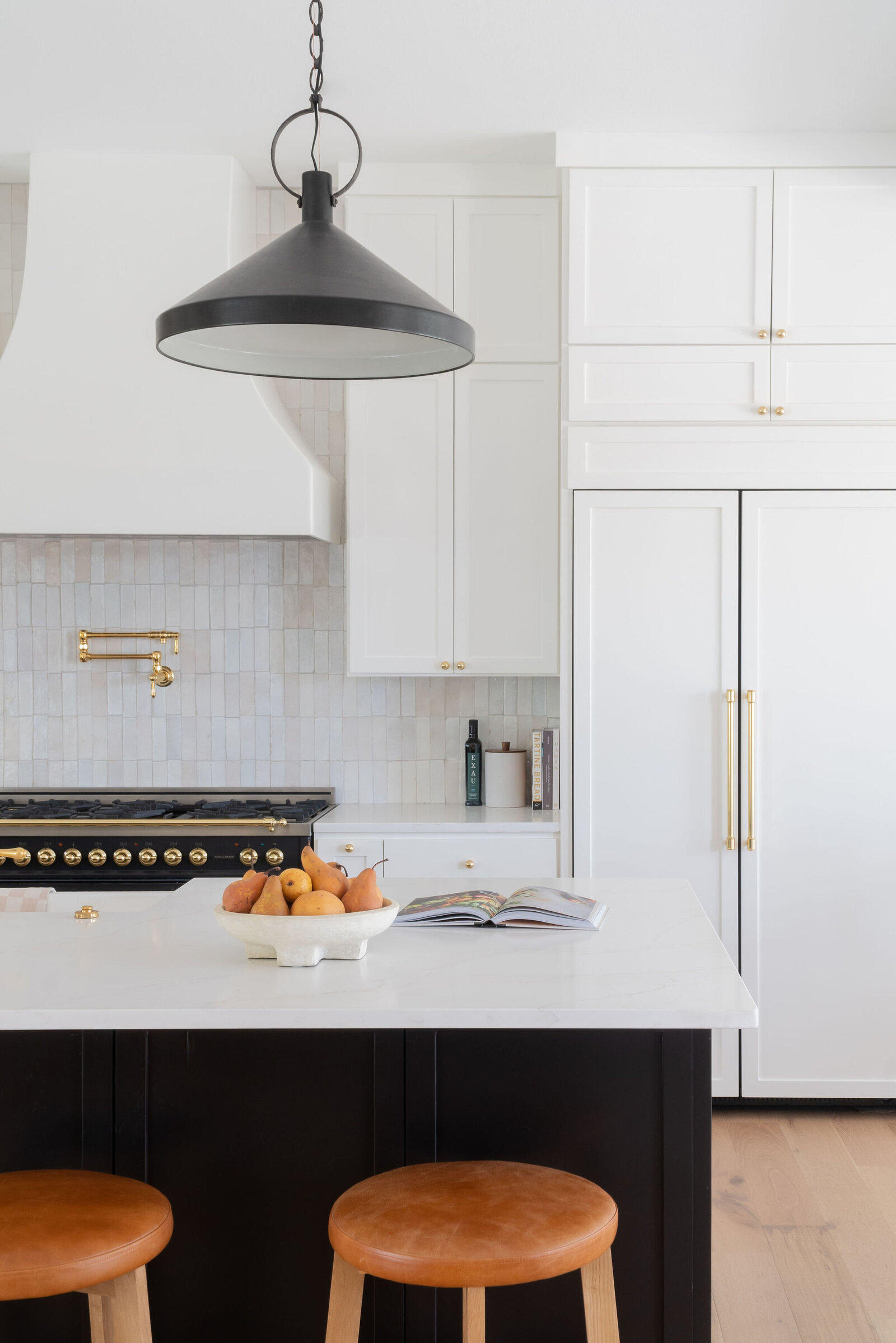 NuelaDesign_White Built-in Fridge_Black Pendant Kitchen